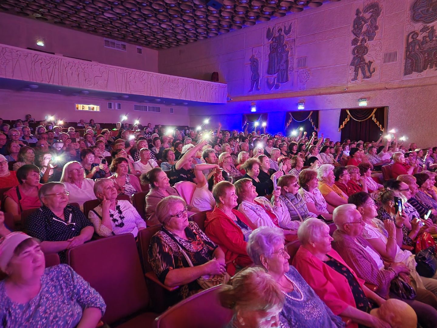 чехов, дворец культуры дружба, день россии, праздничный концерт, ансамбль самоцветы, группа вэда, вокальный ансамбль авангард, песни, хиты прошлых лет,