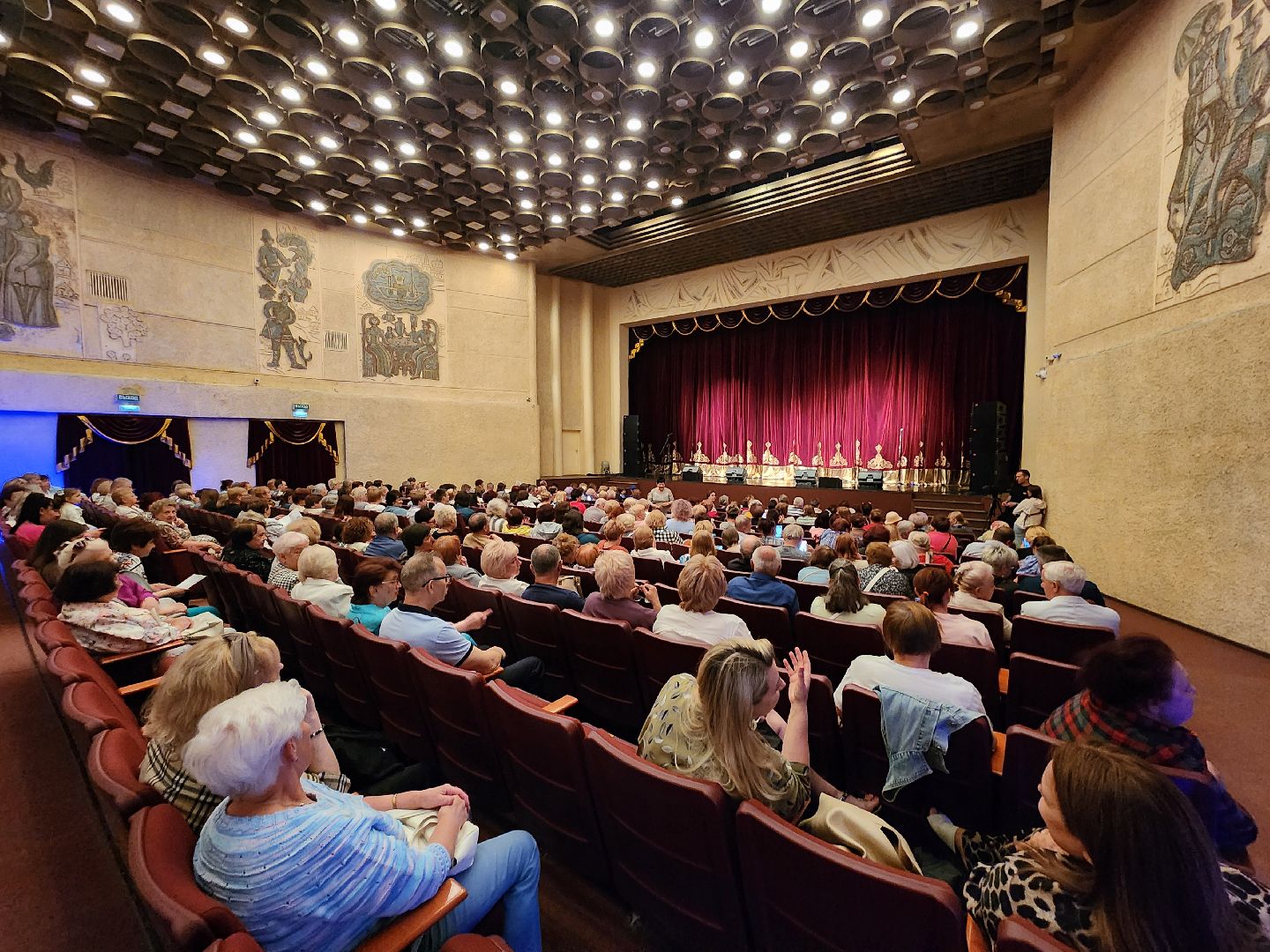 чехов, дворец культуры дружба, день россии, праздничный концерт, ансамбль самоцветы, группа вэда, вокальный ансамбль авангард, песни, хиты прошлых лет,