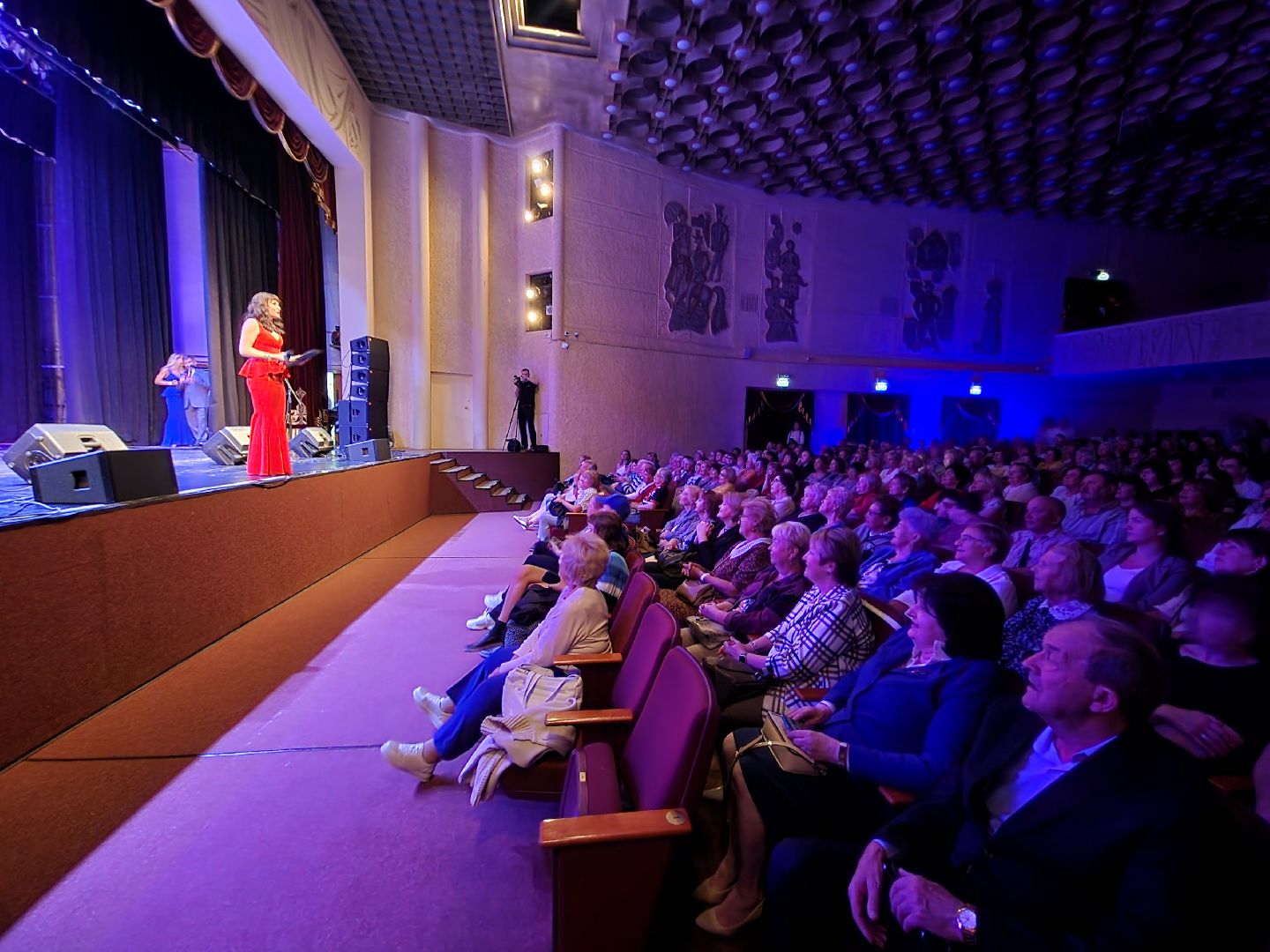 чехов, дворец культуры дружба, день россии, праздничный концерт, ансамбль самоцветы, группа вэда, вокальный ансамбль авангард, песни, хиты прошлых лет,