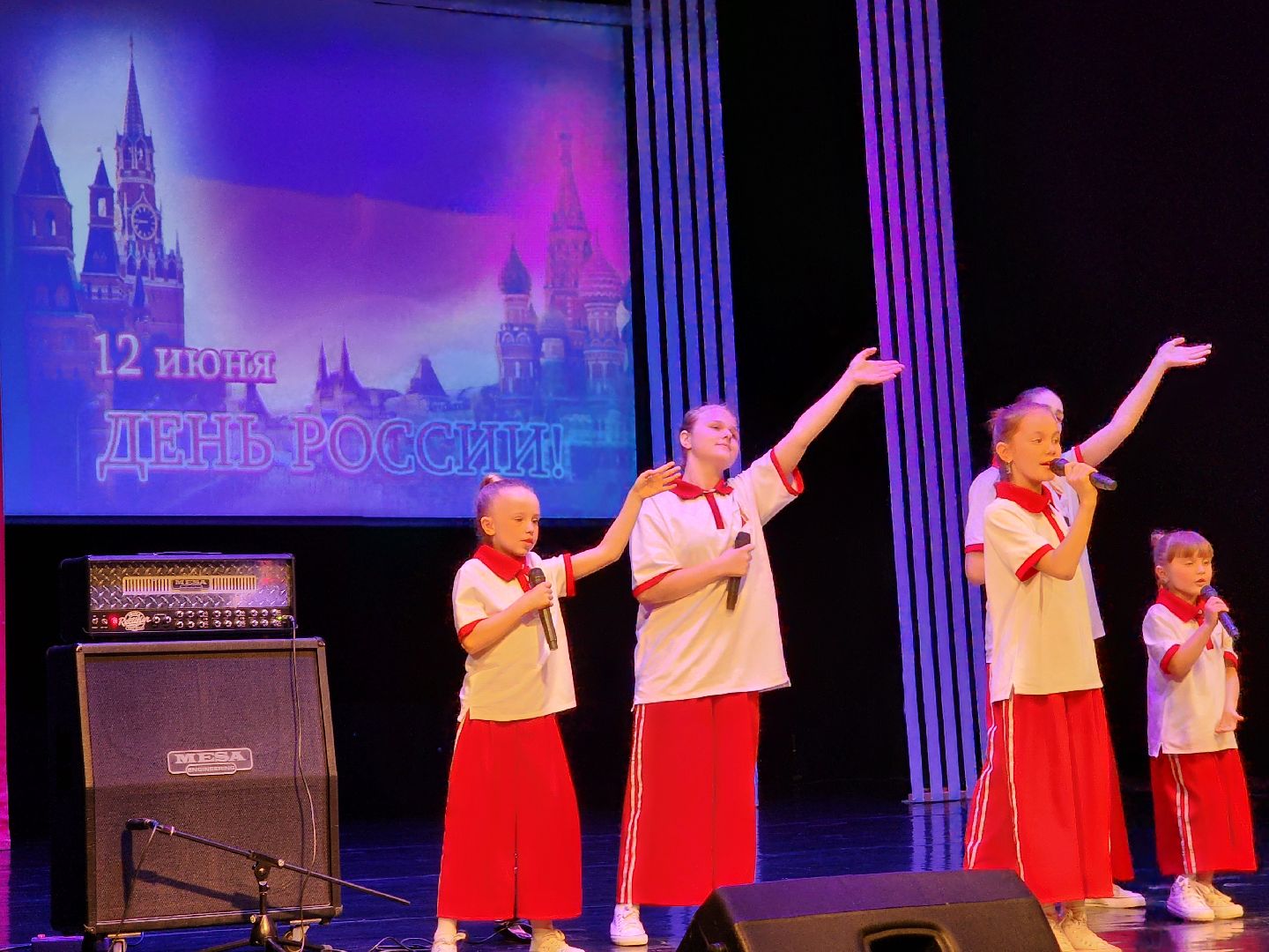 чехов, дворец культуры дружба, день россии, праздничный концерт, ансамбль самоцветы, группа вэда, вокальный ансамбль авангард, песни, хиты прошлых лет,