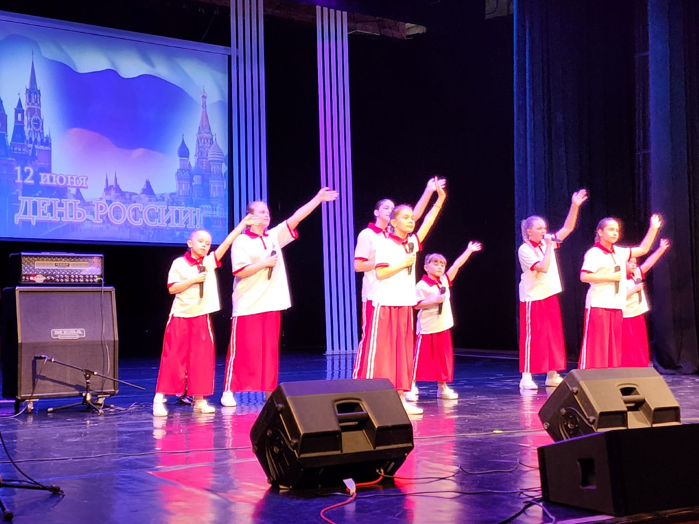 чехов, дворец культуры дружба, день россии, праздничный концерт, ансамбль самоцветы, группа вэда, вокальный ансамбль авангард, песни, хиты прошлых лет,