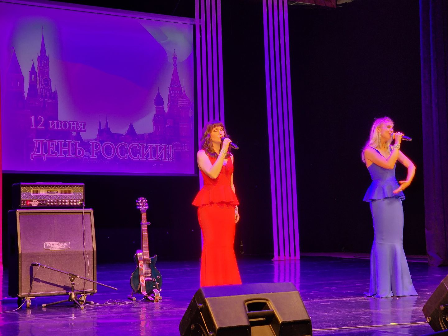 чехов, дворец культуры дружба, день россии, праздничный концерт, ансамбль самоцветы, группа вэда, вокальный ансамбль авангард, песни, хиты прошлых лет,