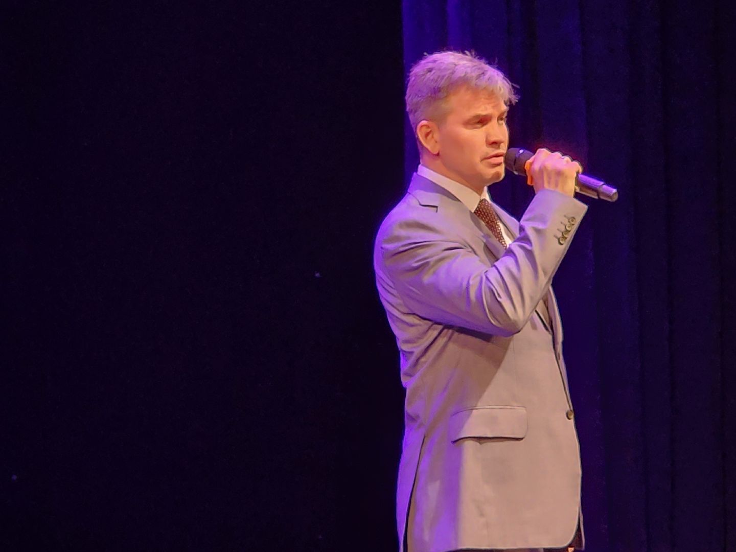 чехов, дворец культуры дружба, день россии, праздничный концерт, ансамбль самоцветы, группа вэда, вокальный ансамбль авангард, песни, хиты прошлых лет,