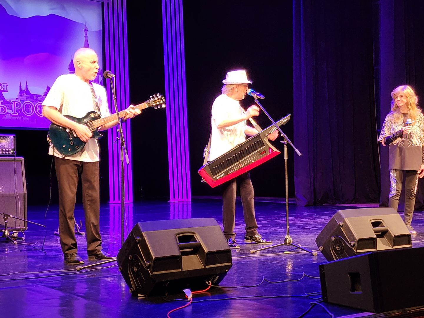 чехов, дворец культуры дружба, день россии, праздничный концерт, ансамбль самоцветы, группа вэда, вокальный ансамбль авангард, песни, хиты прошлых лет,