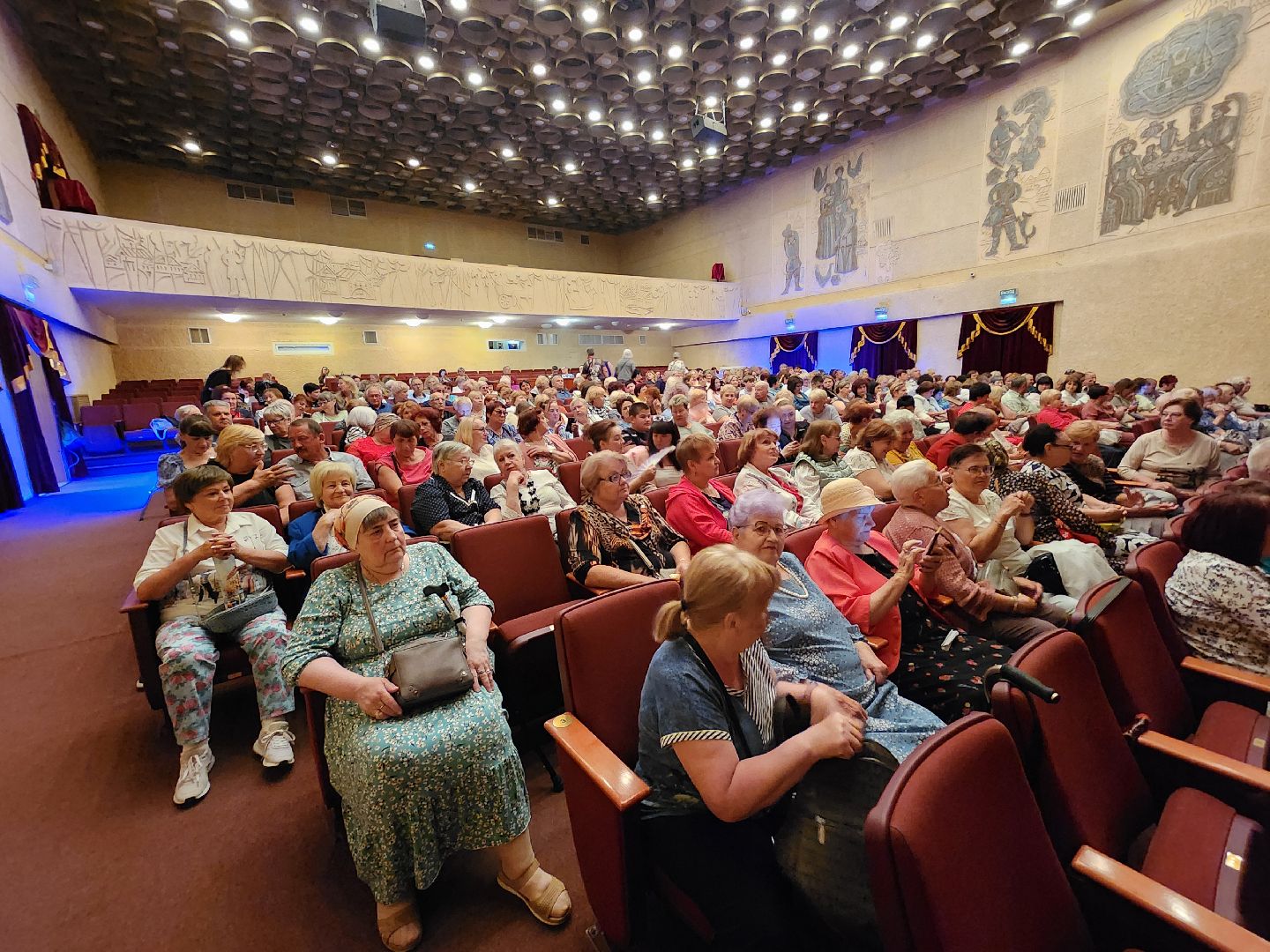 чехов, дворец культуры дружба, день россии, праздничный концерт, ансамбль самоцветы, группа вэда, вокальный ансамбль авангард, песни, хиты прошлых лет,