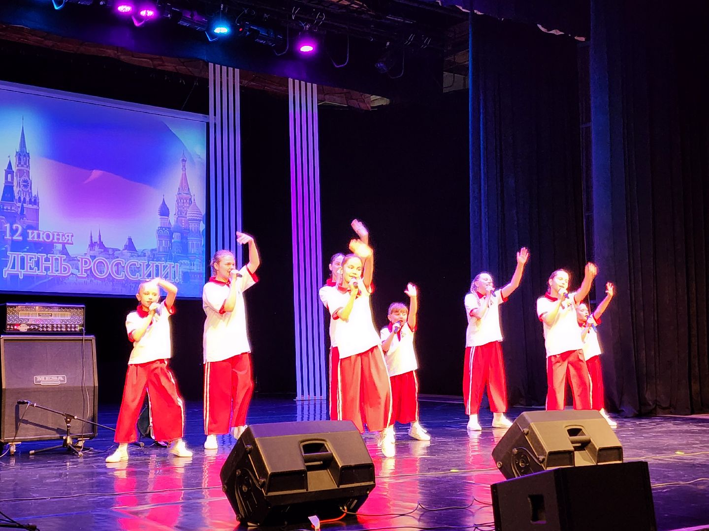 чехов, дворец культуры дружба, день россии, праздничный концерт, ансамбль самоцветы, группа вэда, вокальный ансамбль авангард, песни, хиты прошлых лет,