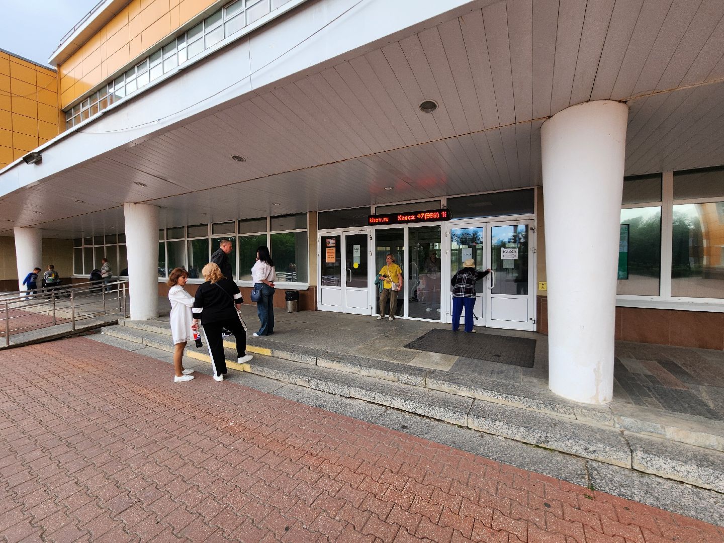 чехов, дворец культуры дружба, день россии, праздничный концерт, ансамбль самоцветы, группа вэда, вокальный ансамбль авангард, песни, хиты прошлых лет,