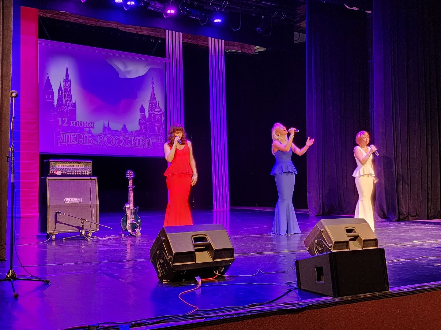 чехов, дворец культуры дружба, день россии, праздничный концерт, ансамбль самоцветы, группа вэда, вокальный ансамбль авангард, песни, хиты прошлых лет,