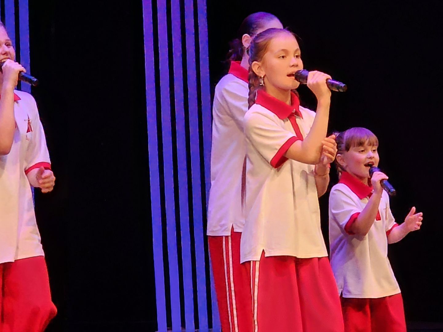 чехов, дворец культуры дружба, день россии, праздничный концерт, ансамбль самоцветы, группа вэда, вокальный ансамбль авангард, песни, хиты прошлых лет,