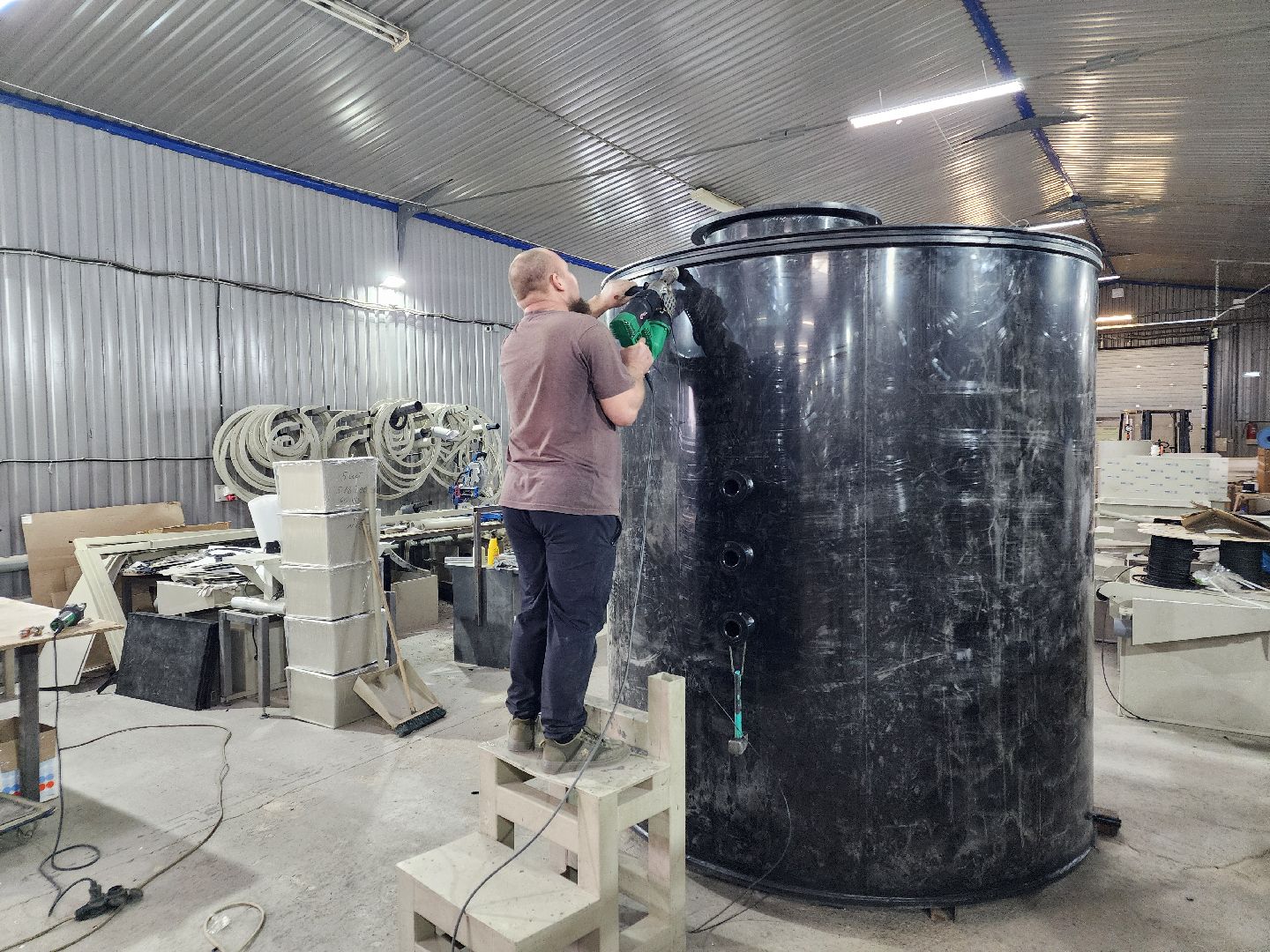 чехов, деревня сергеево, производственно-складской комплекс, завод полимеризделия, изделия из пропилена, пластиковые емкости, ванны, оборудование собственного производства, станки, гибочные машины, сварочные аппараты,стыковые станки, импортозамещение, российское сырье, отечественное оборудование,
