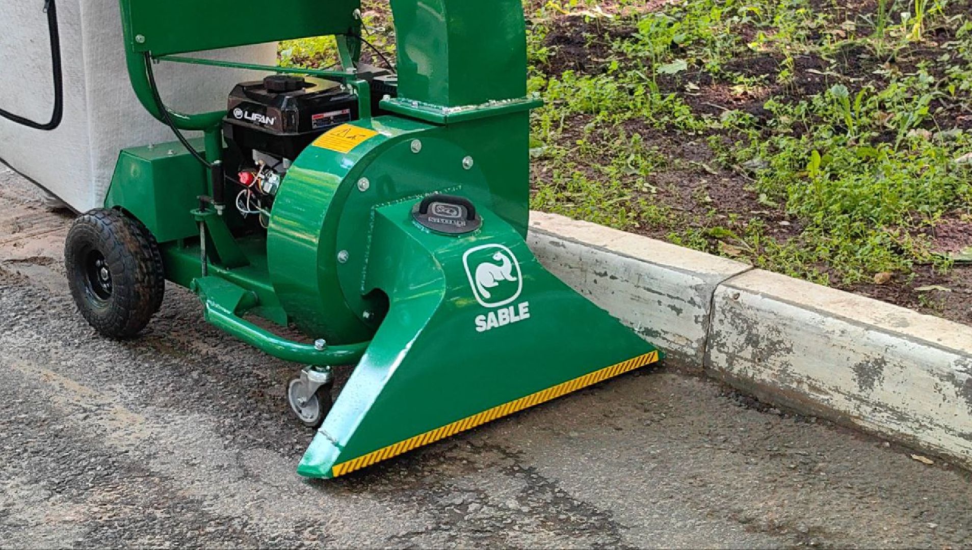 пылесос, уборка улиц, ветки, автопарк,