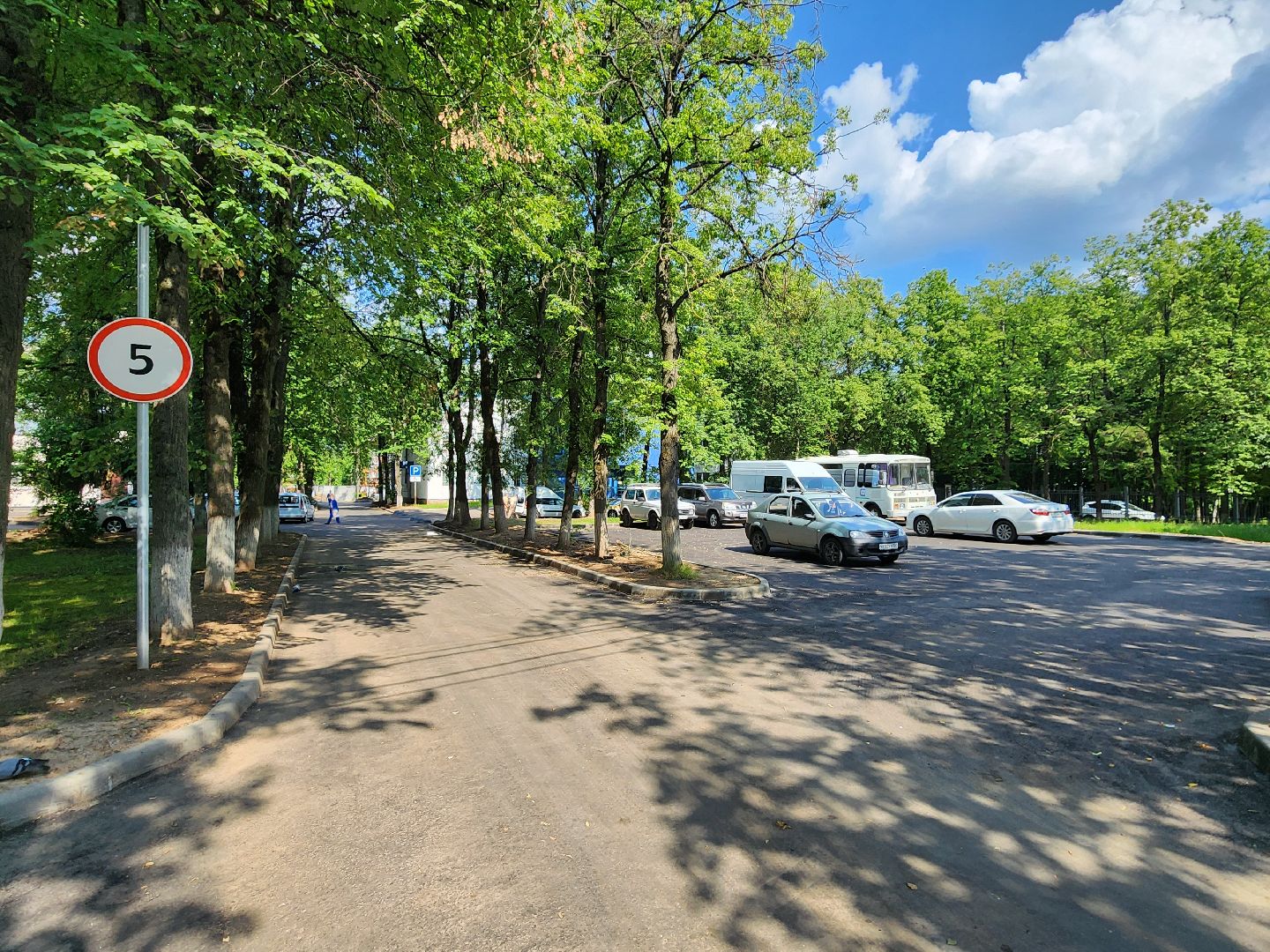 чехов, улица пионерская, взрослая поликлиника, благоустройство территории, ремонт проезжей части, обновление пешеходных дорожек, тротуары, зоны отдыха, полусферы, расширение автостоянки, дополнительные парковочные места, текущий ремонт поликлиники, замена кровли, фасадные работы, инженерные сети,