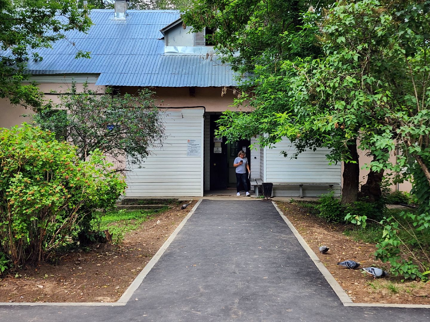 чехов, улица пионерская, взрослая поликлиника, благоустройство территории, ремонт проезжей части, обновление пешеходных дорожек, тротуары, зоны отдыха, полусферы, расширение автостоянки, дополнительные парковочные места, текущий ремонт поликлиники, замена кровли, фасадные работы, инженерные сети,