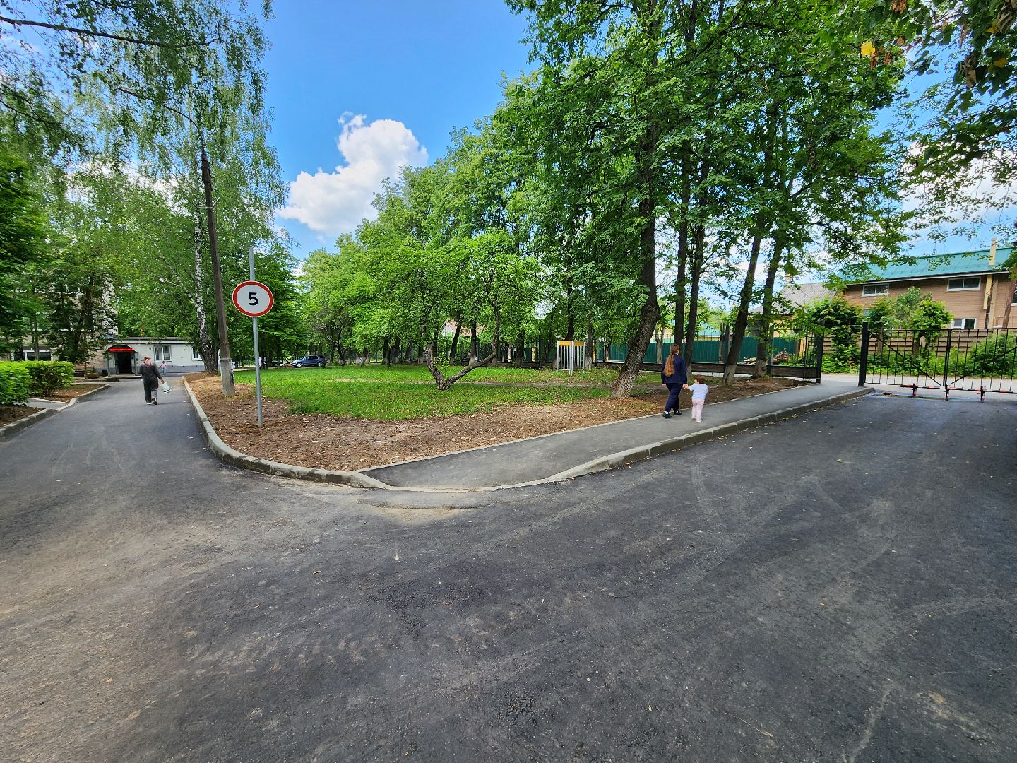 чехов, улица пионерская, взрослая поликлиника, благоустройство территории, ремонт проезжей части, обновление пешеходных дорожек, тротуары, зоны отдыха, полусферы, расширение автостоянки, дополнительные парковочные места, текущий ремонт поликлиники, замена кровли, фасадные работы, инженерные сети,