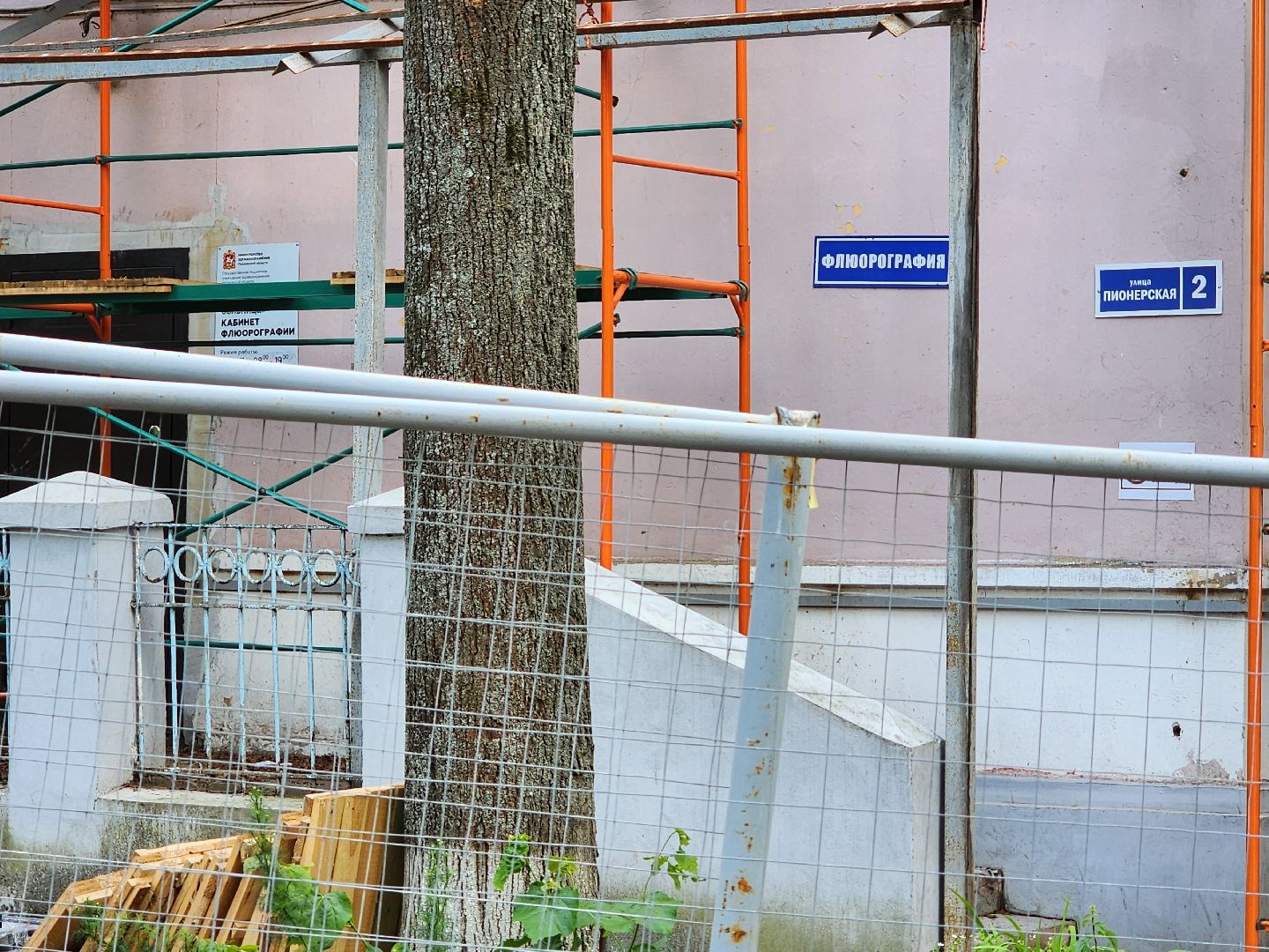 чехов, улица пионерская, взрослая поликлиника, благоустройство территории, ремонт проезжей части, обновление пешеходных дорожек, тротуары, зоны отдыха, полусферы, расширение автостоянки, дополнительные парковочные места, текущий ремонт поликлиники, замена кровли, фасадные работы, инженерные сети,