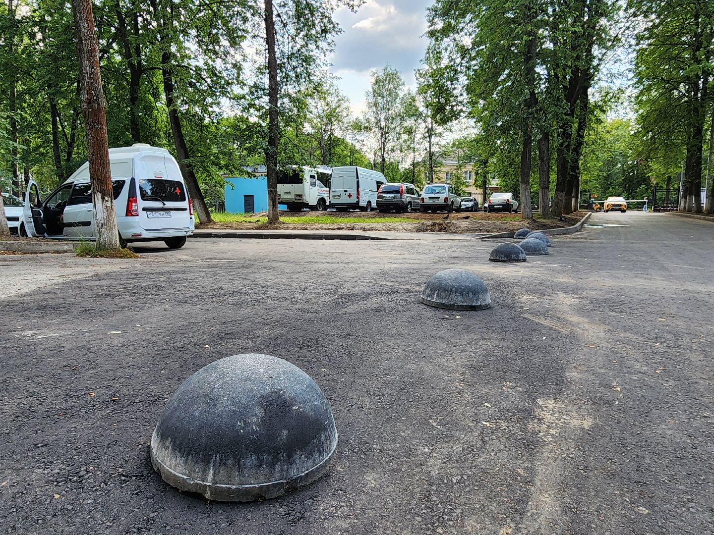 чехов, улица пионерская, взрослая поликлиника, благоустройство территории, ремонт проезжей части, обновление пешеходных дорожек, тротуары, зоны отдыха, полусферы, расширение автостоянки, дополнительные парковочные места, текущий ремонт поликлиники, замена кровли, фасадные работы, инженерные сети,