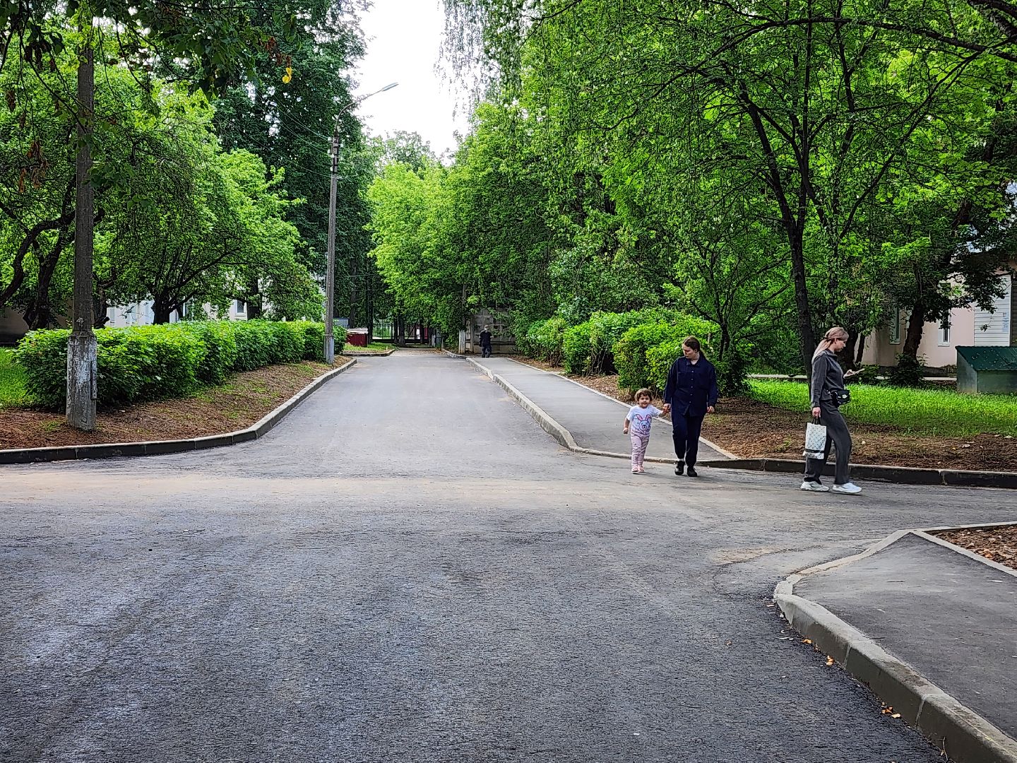 чехов, улица пионерская, взрослая поликлиника, благоустройство территории, ремонт проезжей части, обновление пешеходных дорожек, тротуары, зоны отдыха, полусферы, расширение автостоянки, дополнительные парковочные места, текущий ремонт поликлиники, замена кровли, фасадные работы, инженерные сети,