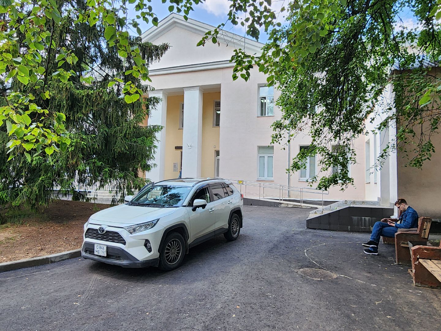 чехов, улица пионерская, взрослая поликлиника, благоустройство территории, ремонт проезжей части, обновление пешеходных дорожек, тротуары, зоны отдыха, полусферы, расширение автостоянки, дополнительные парковочные места, текущий ремонт поликлиники, замена кровли, фасадные работы, инженерные сети,