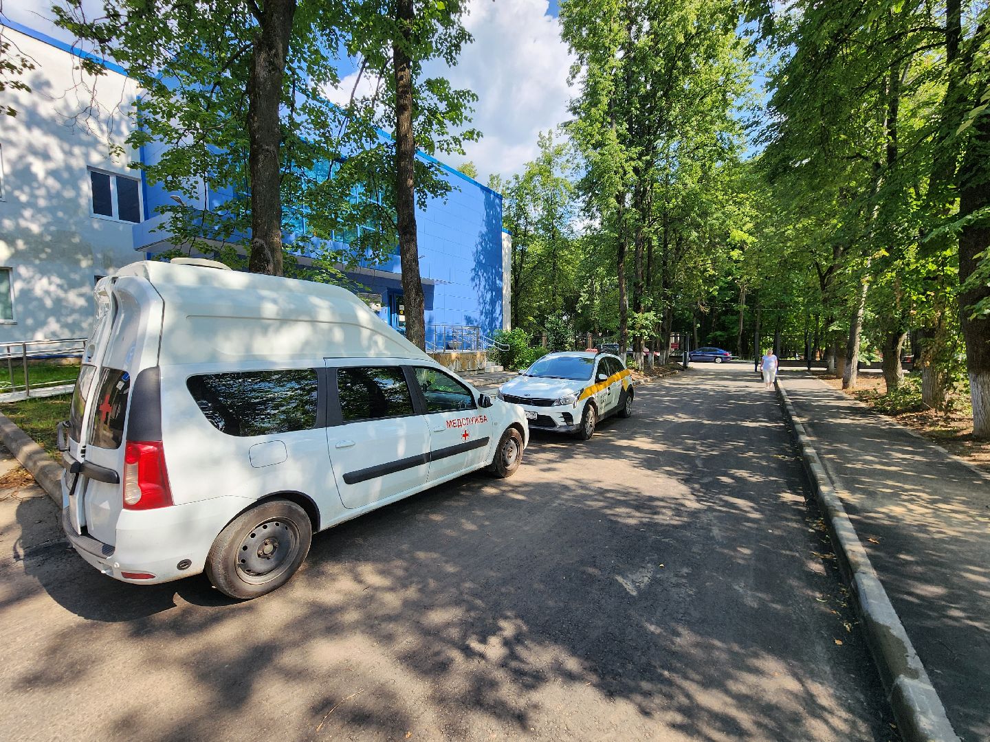 чехов, улица пионерская, взрослая поликлиника, благоустройство территории, ремонт проезжей части, обновление пешеходных дорожек, тротуары, зоны отдыха, полусферы, расширение автостоянки, дополнительные парковочные места, текущий ремонт поликлиники, замена кровли, фасадные работы, инженерные сети,