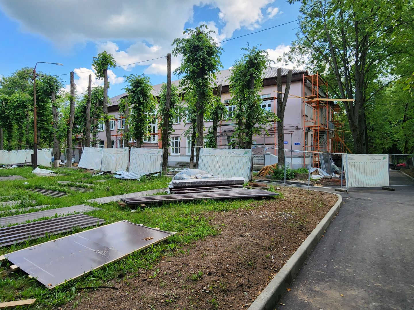 чехов, улица пионерская, взрослая поликлиника, благоустройство территории, ремонт проезжей части, обновление пешеходных дорожек, тротуары, зоны отдыха, полусферы, расширение автостоянки, дополнительные парковочные места, текущий ремонт поликлиники, замена кровли, фасадные работы, инженерные сети,