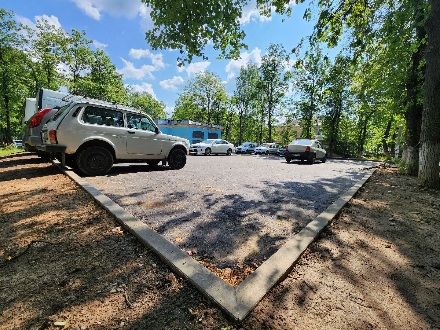 чехов, улица пионерская, взрослая поликлиника, благоустройство территории, ремонт проезжей части, обновление пешеходных дорожек, тротуары, зоны отдыха, полусферы, расширение автостоянки, дополнительные парковочные места, текущий ремонт поликлиники, замена кровли, фасадные работы, инженерные сети,