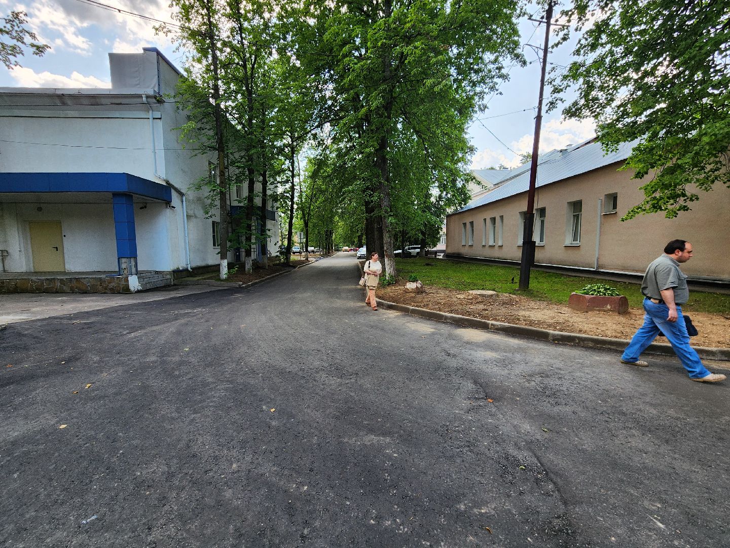 чехов, улица пионерская, взрослая поликлиника, благоустройство территории, ремонт проезжей части, обновление пешеходных дорожек, тротуары, зоны отдыха, полусферы, расширение автостоянки, дополнительные парковочные места, текущий ремонт поликлиники, замена кровли, фасадные работы, инженерные сети,