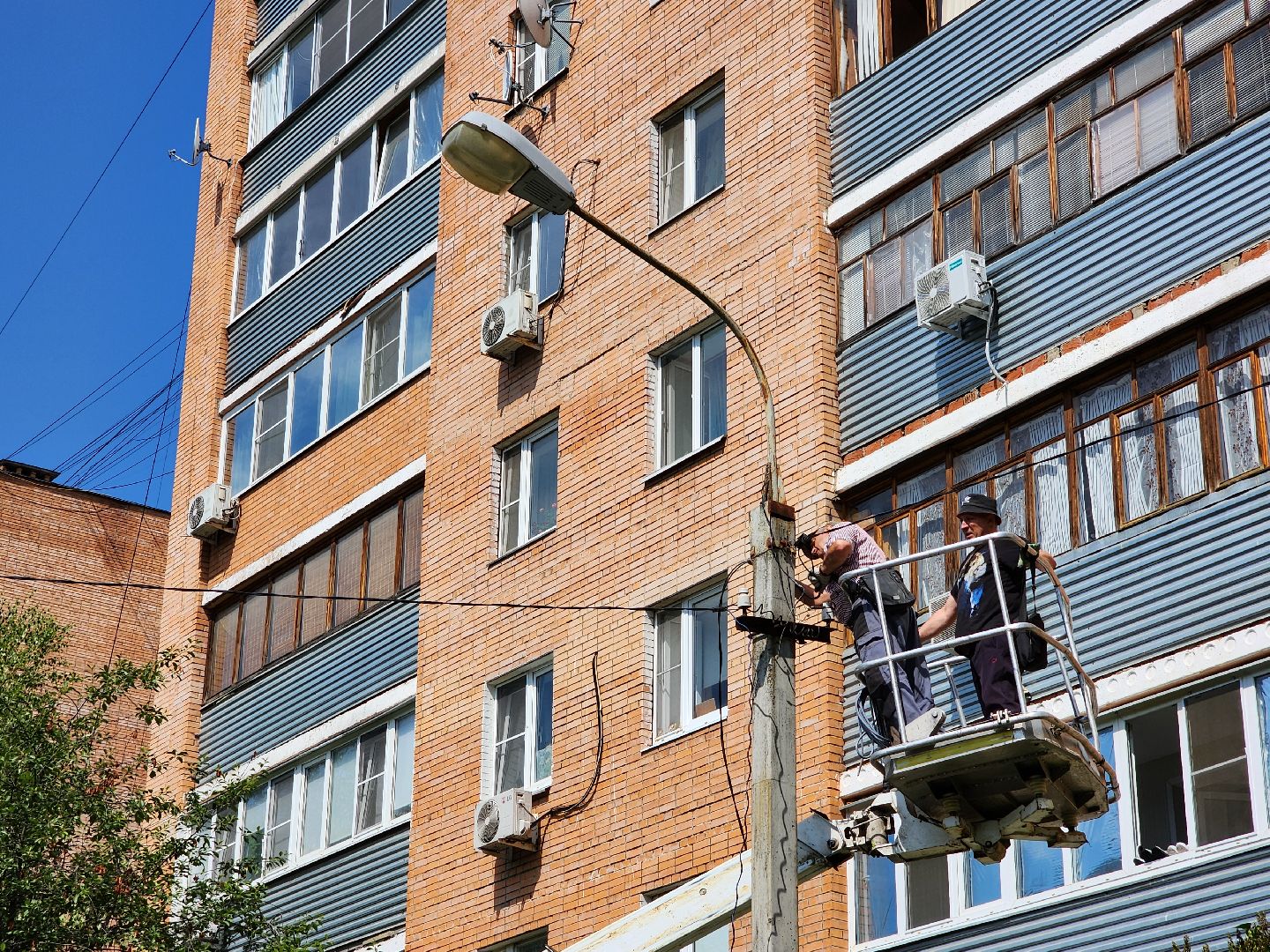 чехов, улица чехова, двор жилого дома, упавшее дерево, обрыв проводов, восстановление уличного освещения, опиловка деревьев, содержание придомовой территории, мбу чеховское благоустройство,   россети московский регион,