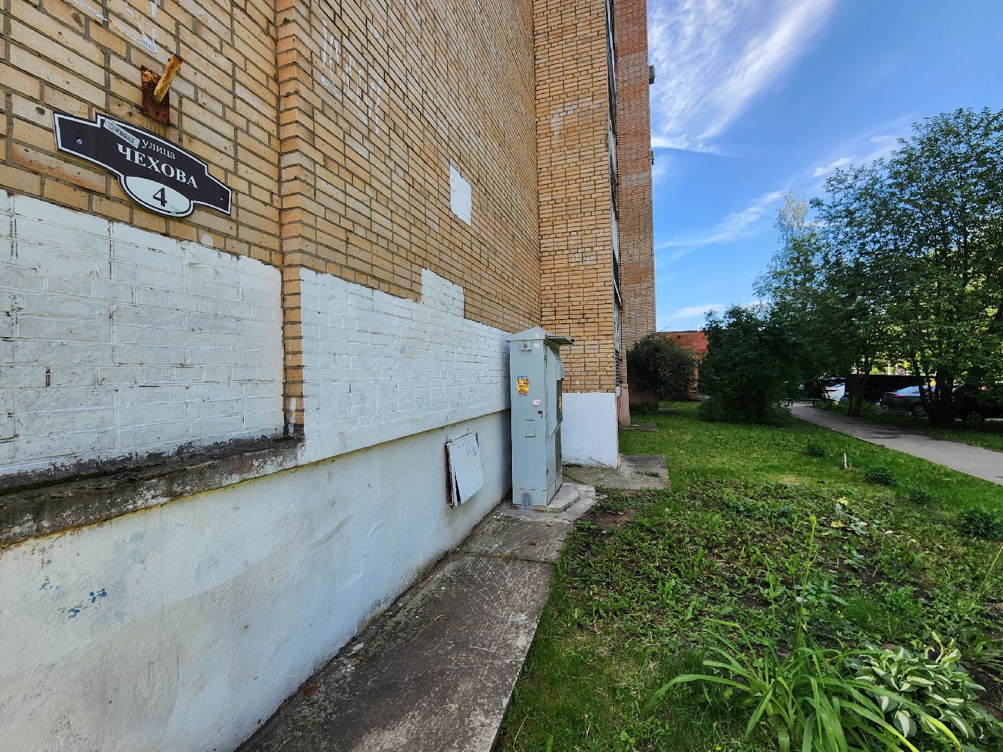 чехов, улица чехова, двор жилого дома, упавшее дерево, обрыв проводов, восстановление уличного освещения, опиловка деревьев, содержание придомовой территории, мбу чеховское благоустройство,   россети московский регион,