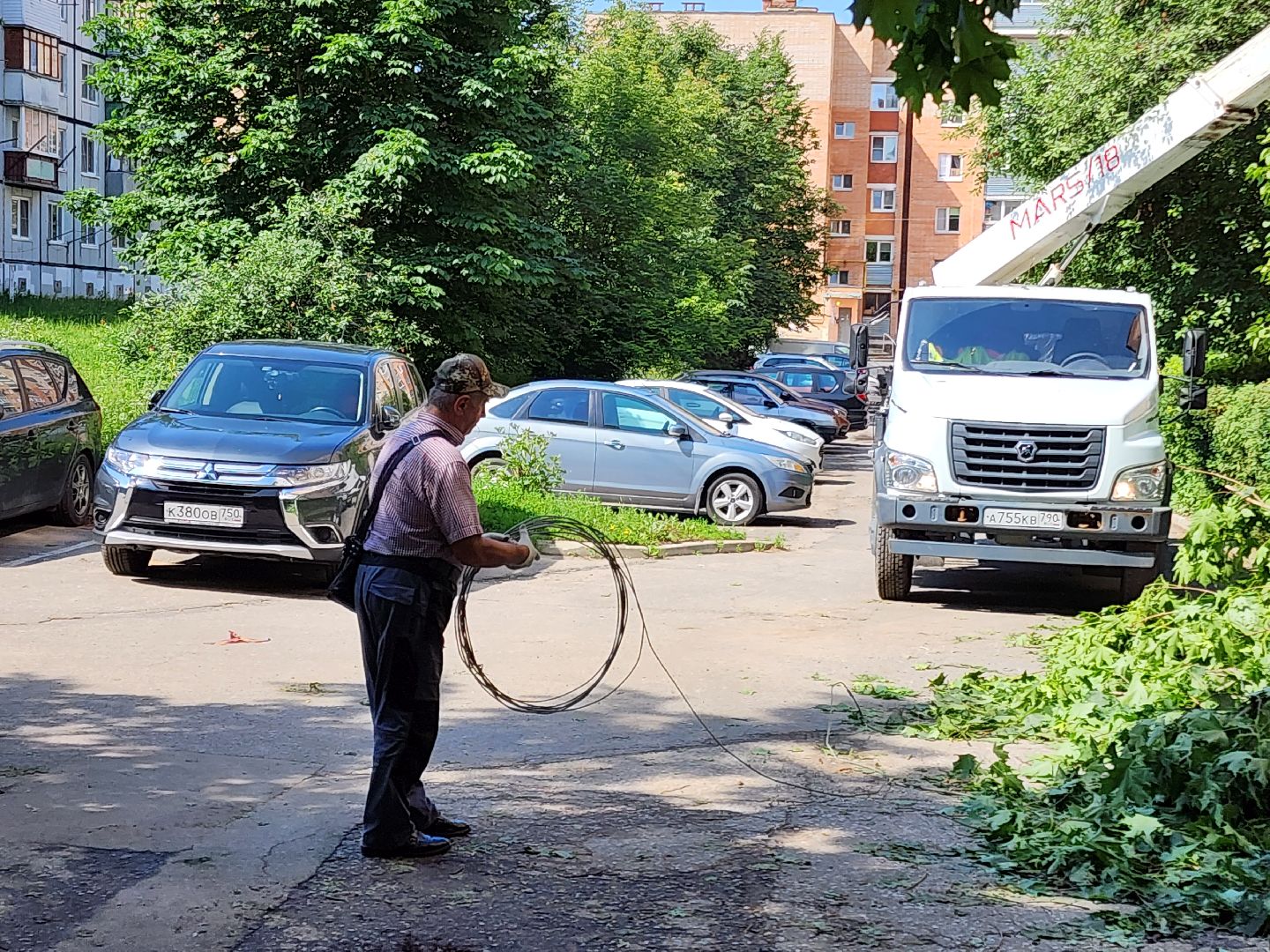 чехов, улица чехова, двор жилого дома, упавшее дерево, обрыв проводов, восстановление уличного освещения, опиловка деревьев, содержание придомовой территории, мбу чеховское благоустройство,   россети московский регион,