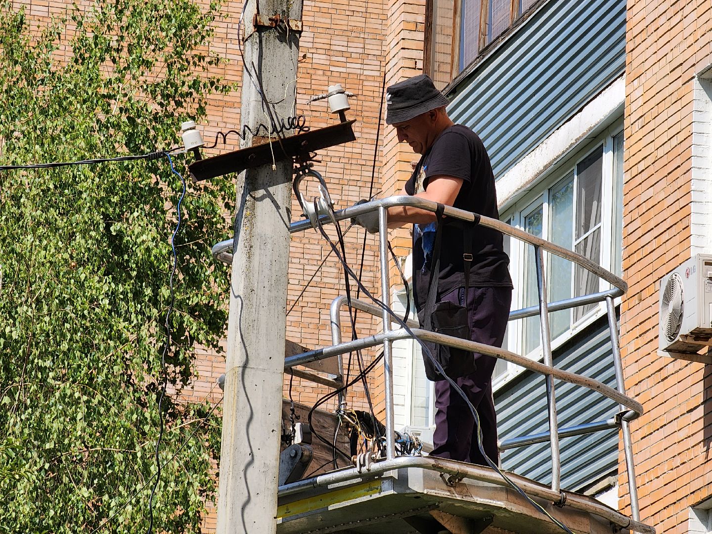 чехов, улица чехова, двор жилого дома, упавшее дерево, обрыв проводов, восстановление уличного освещения, опиловка деревьев, содержание придомовой территории, мбу чеховское благоустройство,   россети московский регион,