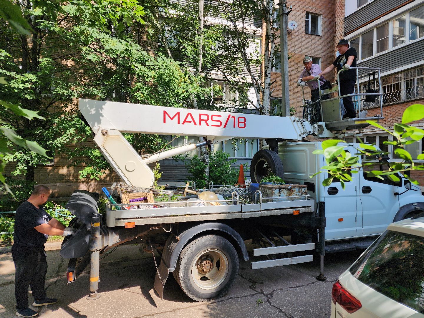 чехов, улица чехова, двор жилого дома, упавшее дерево, обрыв проводов, восстановление уличного освещения, опиловка деревьев, содержание придомовой территории, мбу чеховское благоустройство,   россети московский регион,