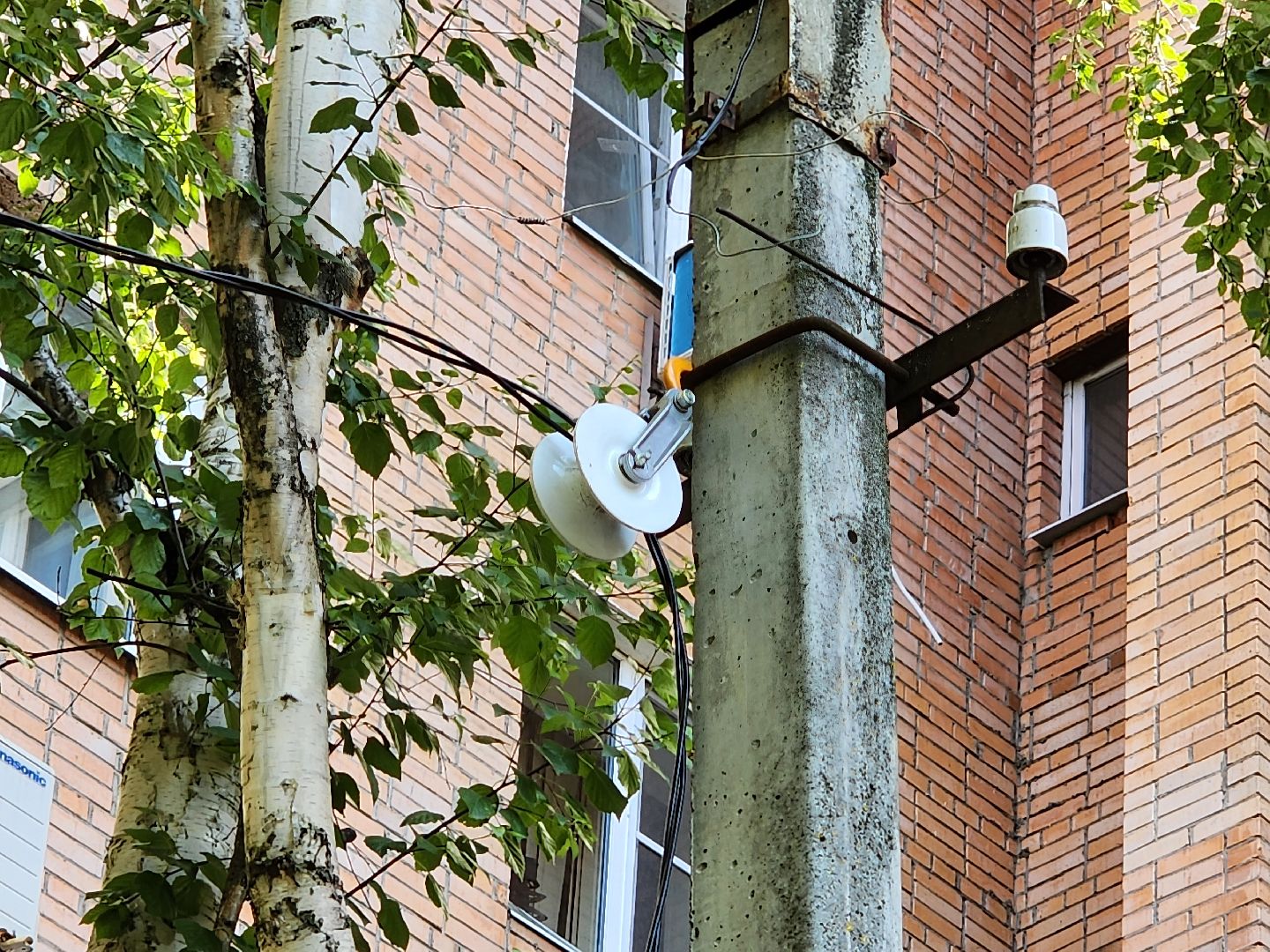 чехов, улица чехова, двор жилого дома, упавшее дерево, обрыв проводов, восстановление уличного освещения, опиловка деревьев, содержание придомовой территории, мбу чеховское благоустройство,   россети московский регион,