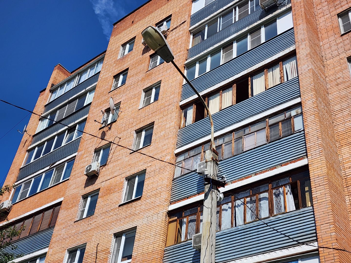 чехов, улица чехова, двор жилого дома, упавшее дерево, обрыв проводов, восстановление уличного освещения, опиловка деревьев, содержание придомовой территории, мбу чеховское благоустройство,   россети московский регион,