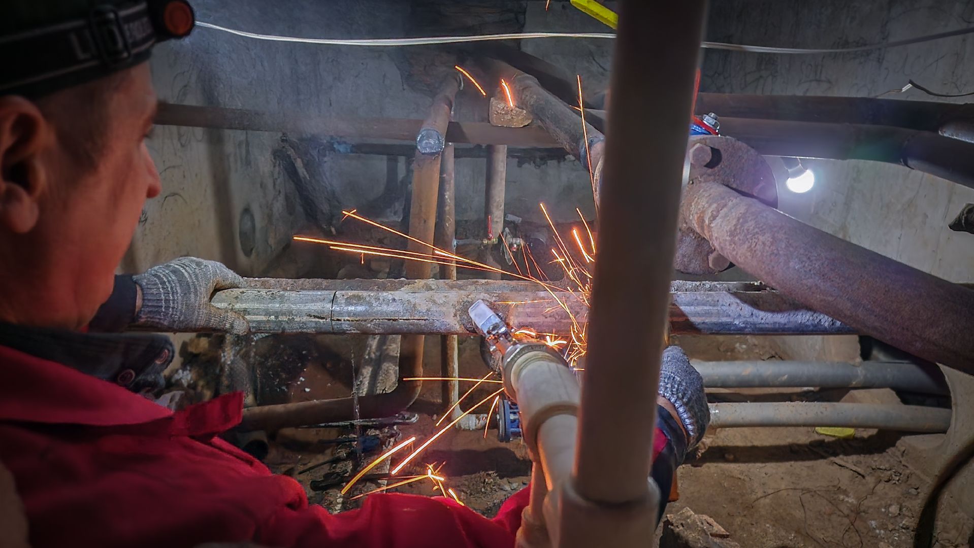 бронницы, плановые отключения горячей воды , ремонт труб в доме , замена труб горячего водоснабжения ,