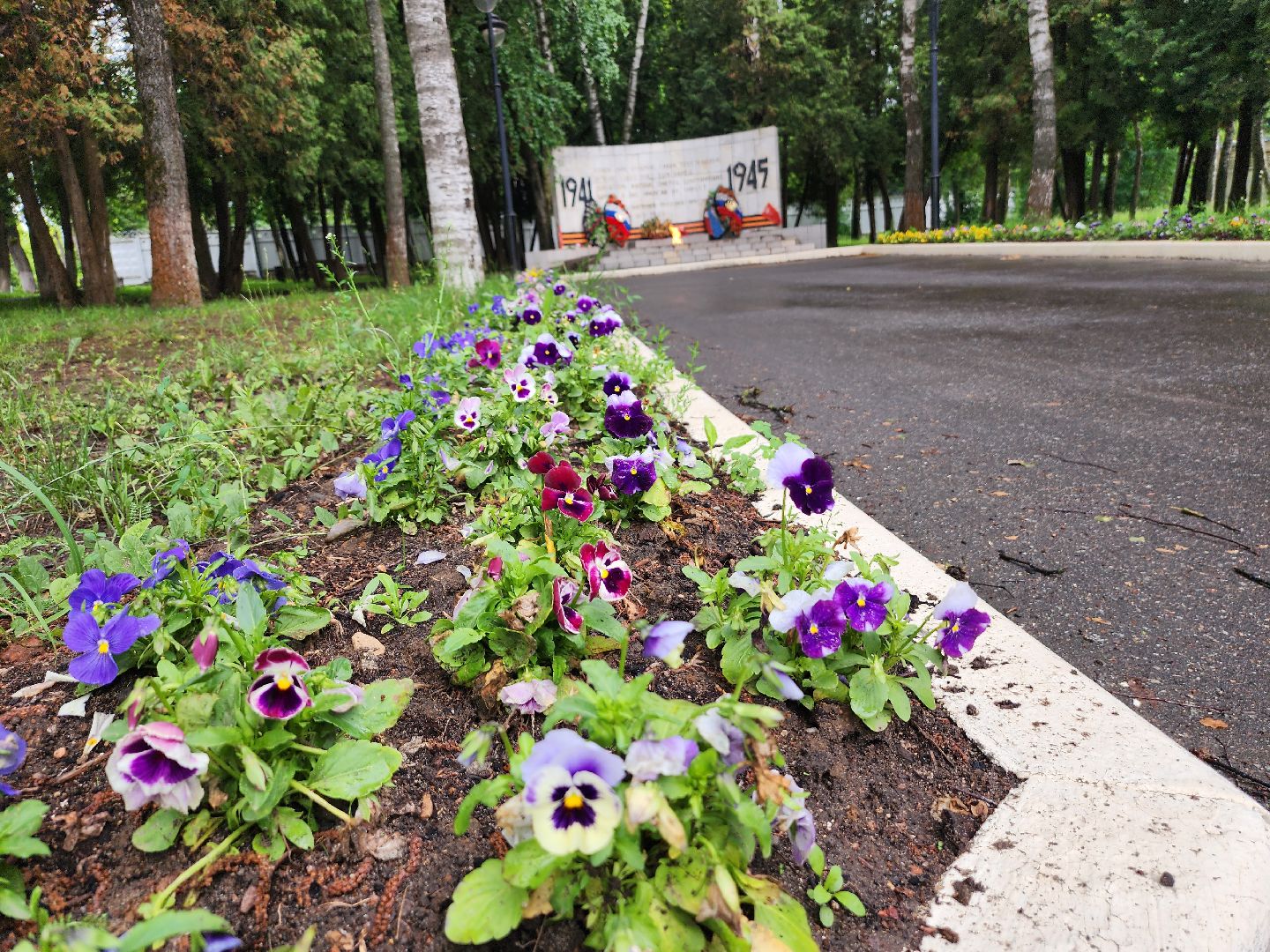 серпухов, улица ногина, клумбы в сквере, вечный огонь, комбинат благоустройства,