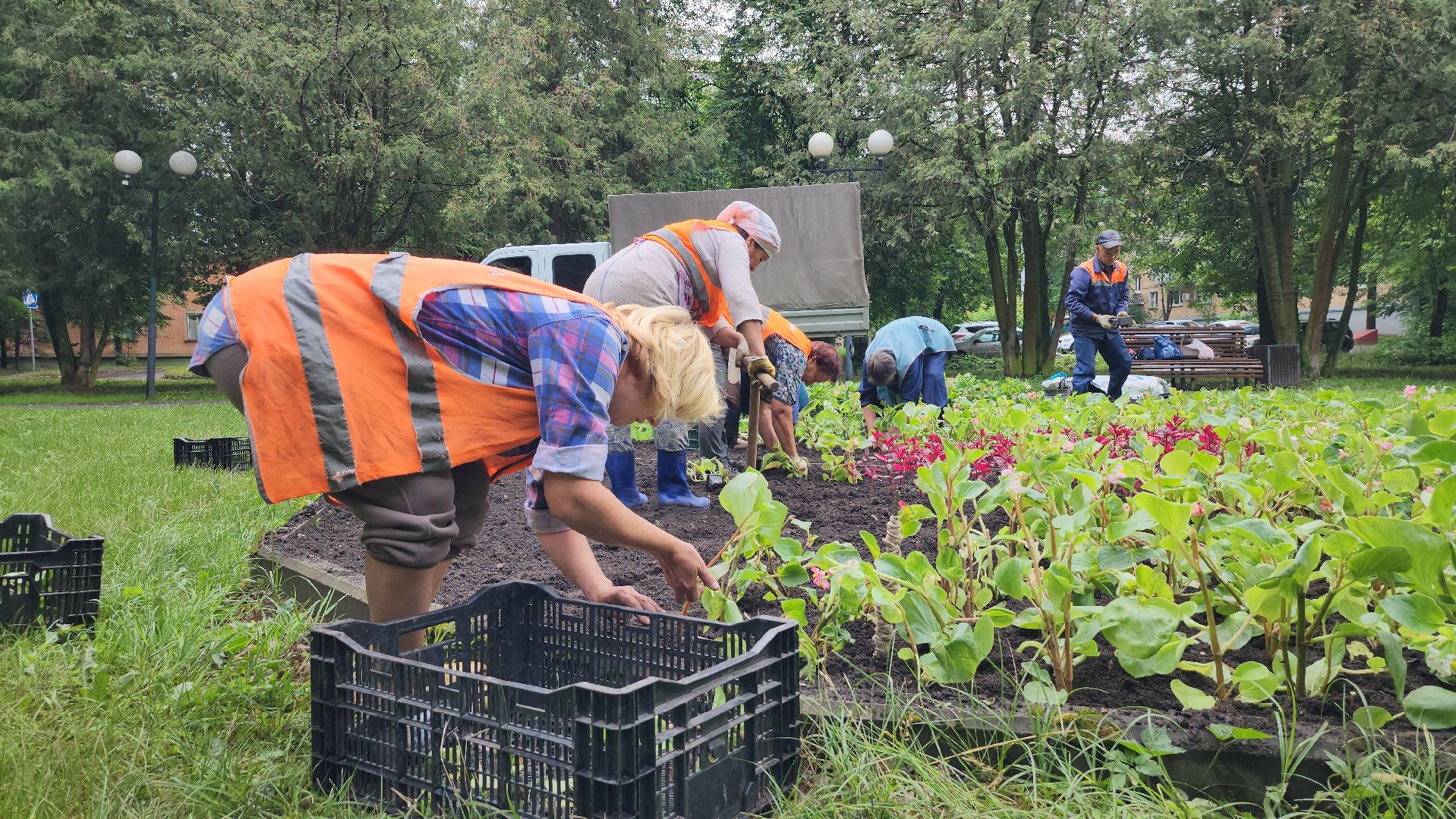 серпухов, улица ногина, клумбы в сквере, вечный огонь, комбинат благоустройства,
