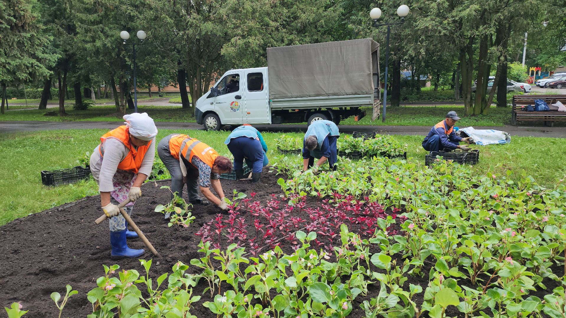серпухов, улица ногина, клумбы в сквере, вечный огонь, комбинат благоустройства,