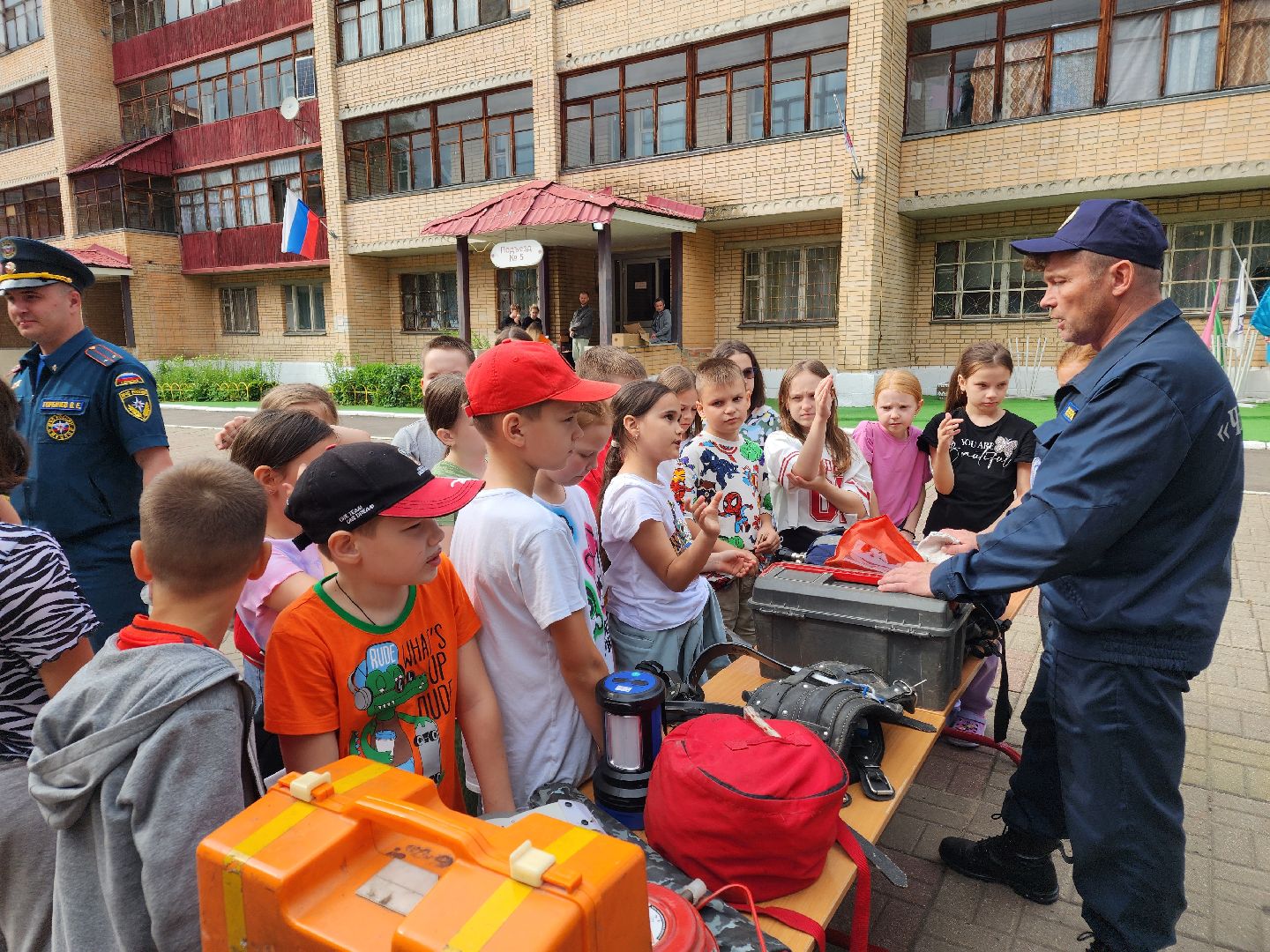 чехов, детский лагерь звездочка, день безопасности, правила поведения на воде, пожарная безопасность, мчс, гимс,   вдпо,  чеховспас, профилактика, брошюры и памятки, урок безопасности, викторины, интерактив, демонстрация пожарной техники, оборудование и снаряжение, мороженое,