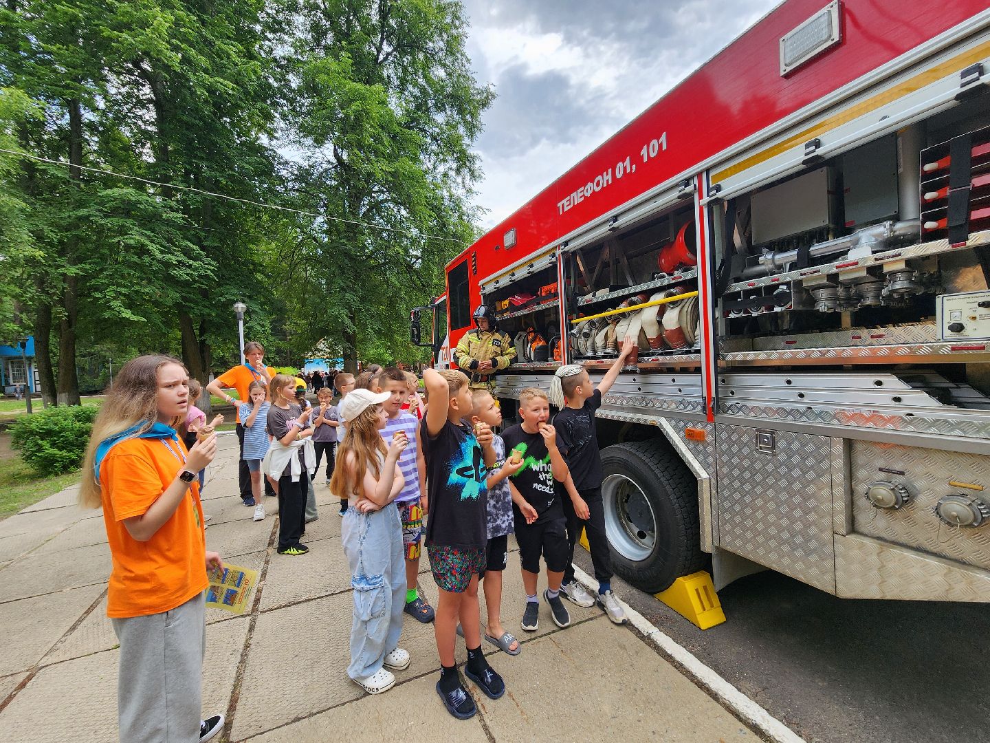 чехов, детский лагерь звездочка, день безопасности, правила поведения на воде, пожарная безопасность, мчс, гимс,   вдпо,  чеховспас, профилактика, брошюры и памятки, урок безопасности, викторины, интерактив, демонстрация пожарной техники, оборудование и снаряжение, мороженое,