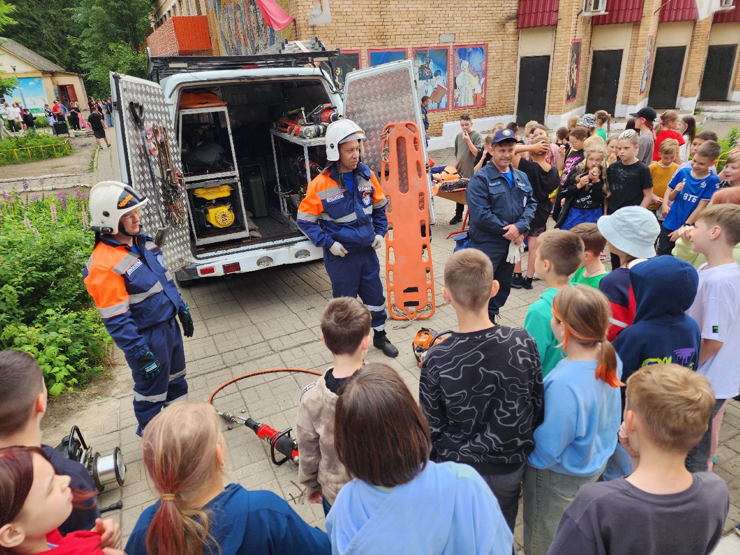 чехов, детский лагерь звездочка, день безопасности, правила поведения на воде, пожарная безопасность, мчс, гимс,   вдпо,  чеховспас, профилактика, брошюры и памятки, урок безопасности, викторины, интерактив, демонстрация пожарной техники, оборудование и снаряжение, мороженое,