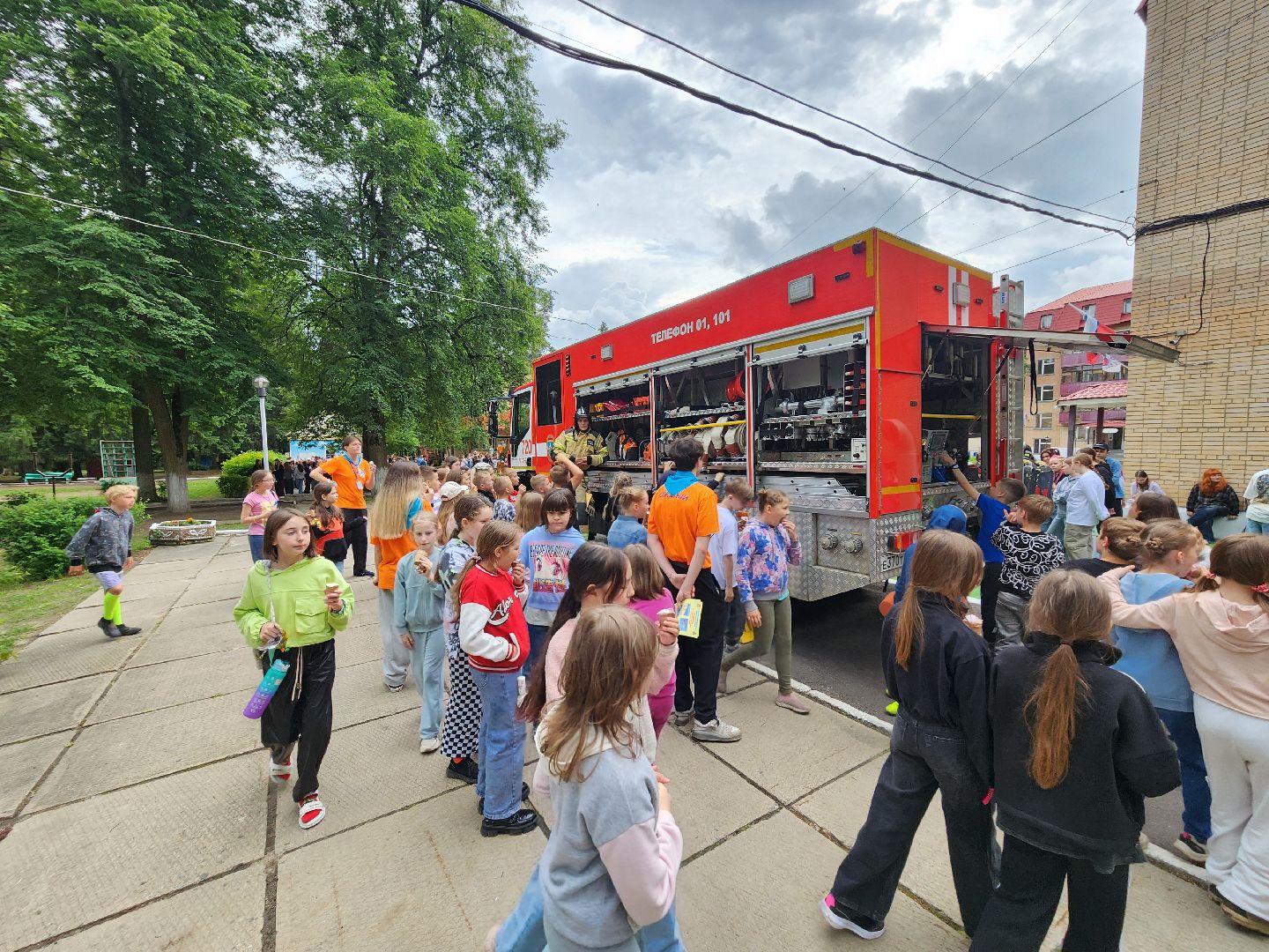 чехов, детский лагерь звездочка, день безопасности, правила поведения на воде, пожарная безопасность, мчс, гимс,   вдпо,  чеховспас, профилактика, брошюры и памятки, урок безопасности, викторины, интерактив, демонстрация пожарной техники, оборудование и снаряжение, мороженое,