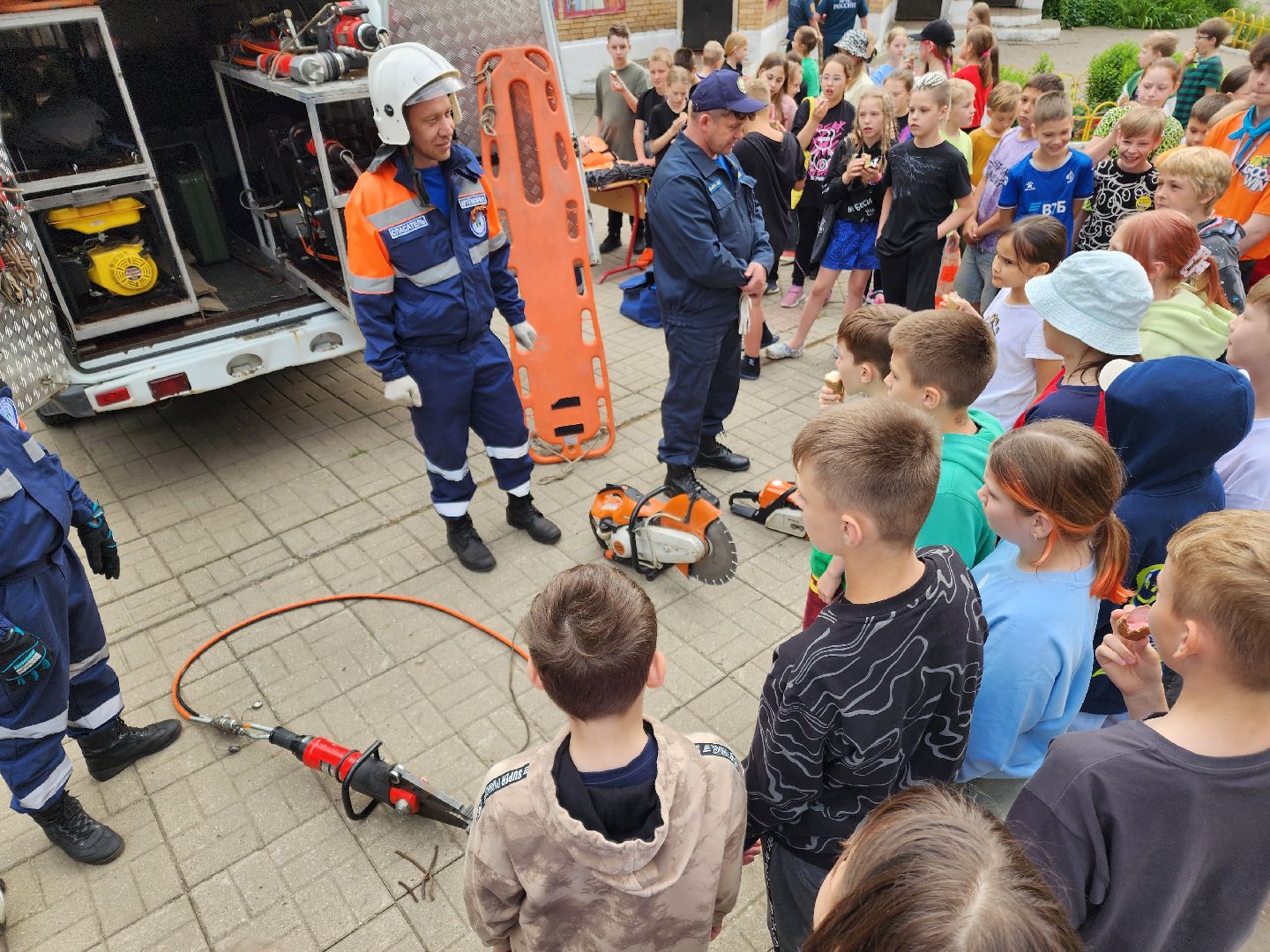 чехов, детский лагерь звездочка, день безопасности, правила поведения на воде, пожарная безопасность, мчс, гимс,   вдпо,  чеховспас, профилактика, брошюры и памятки, урок безопасности, викторины, интерактив, демонстрация пожарной техники, оборудование и снаряжение, мороженое,