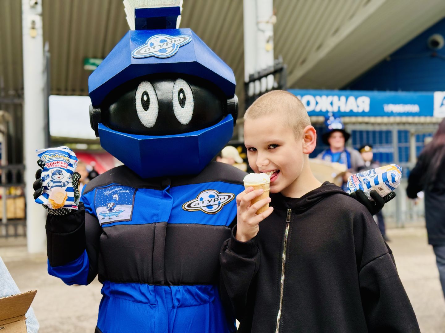 раменское, сатурн, леон сатурн, футбольные фанаты, бесплатное мороженое,