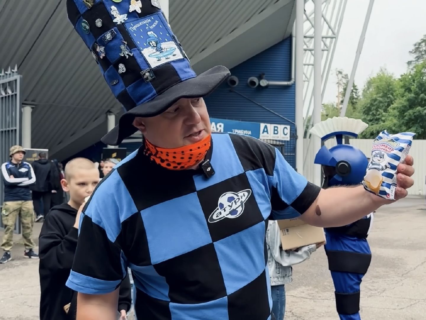 раменское, сатурн, леон сатурн, футбольные фанаты, бесплатное мороженое,