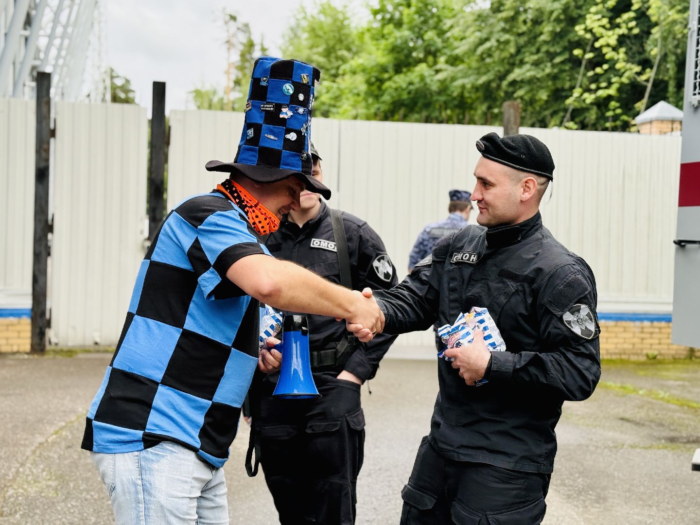 раменское, сатурн, леон сатурн, футбольные фанаты, бесплатное мороженое,