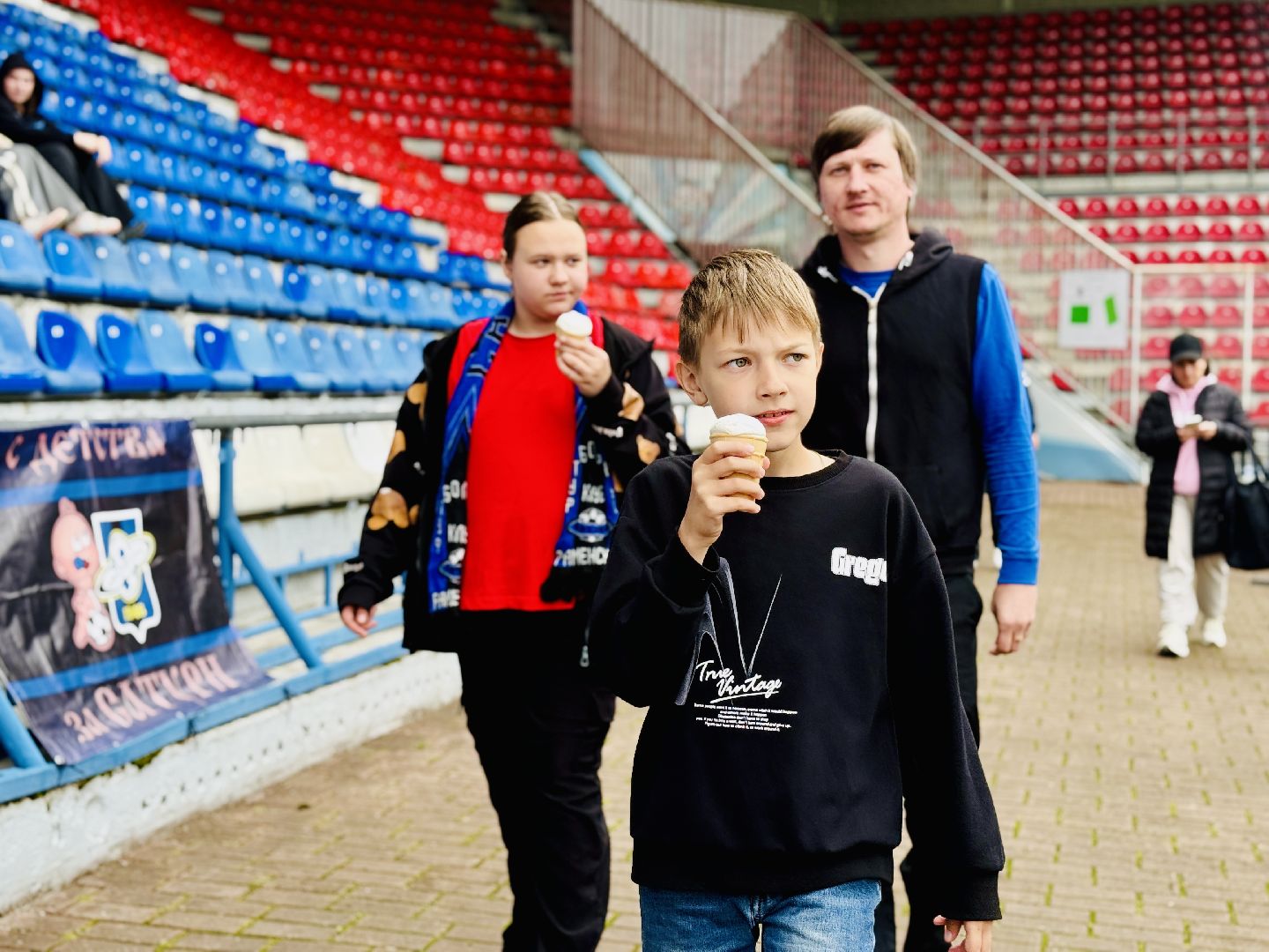 раменское, сатурн, леон сатурн, футбольные фанаты, бесплатное мороженое,