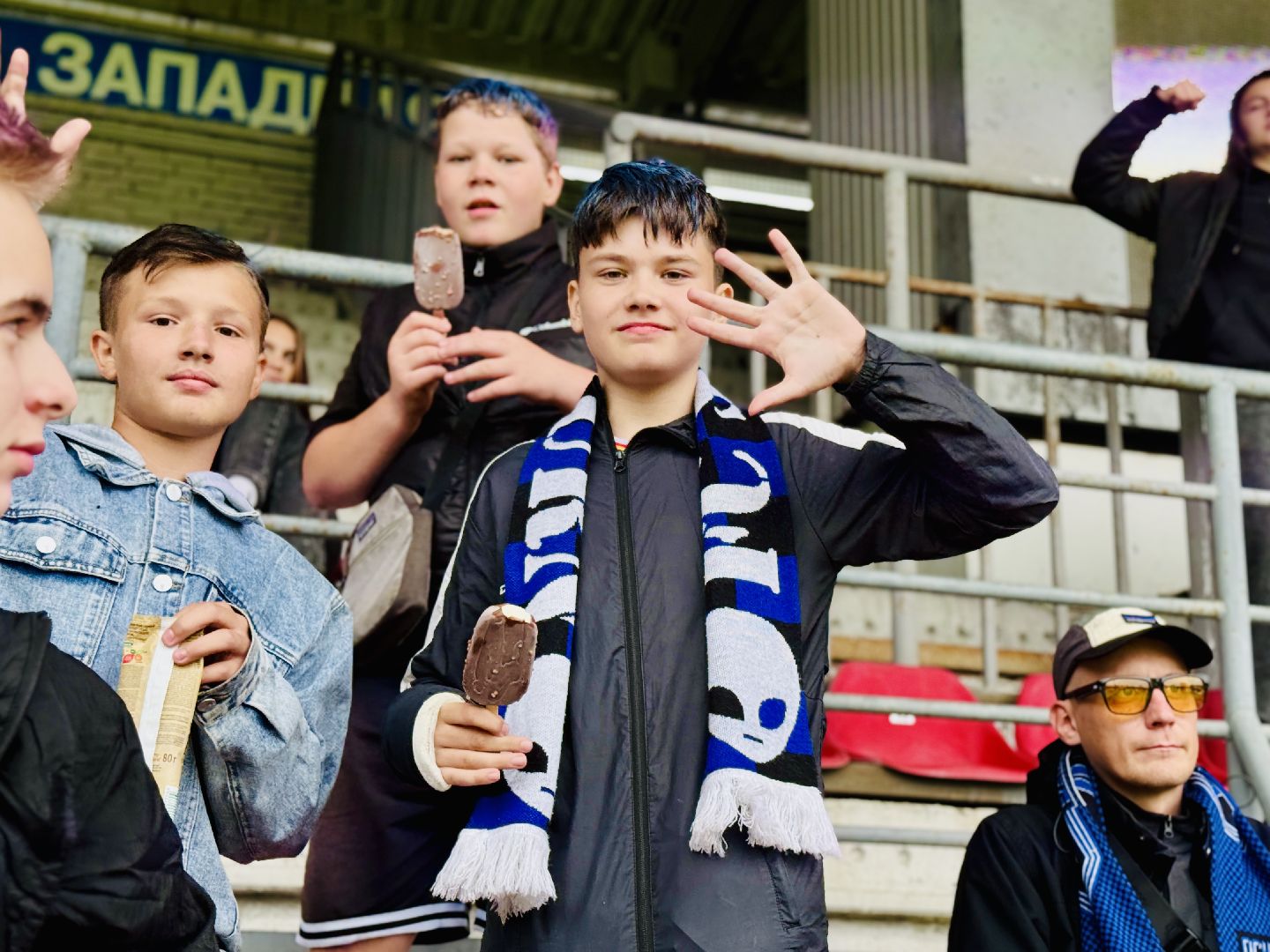 раменское, сатурн, леон сатурн, футбольные фанаты, бесплатное мороженое,