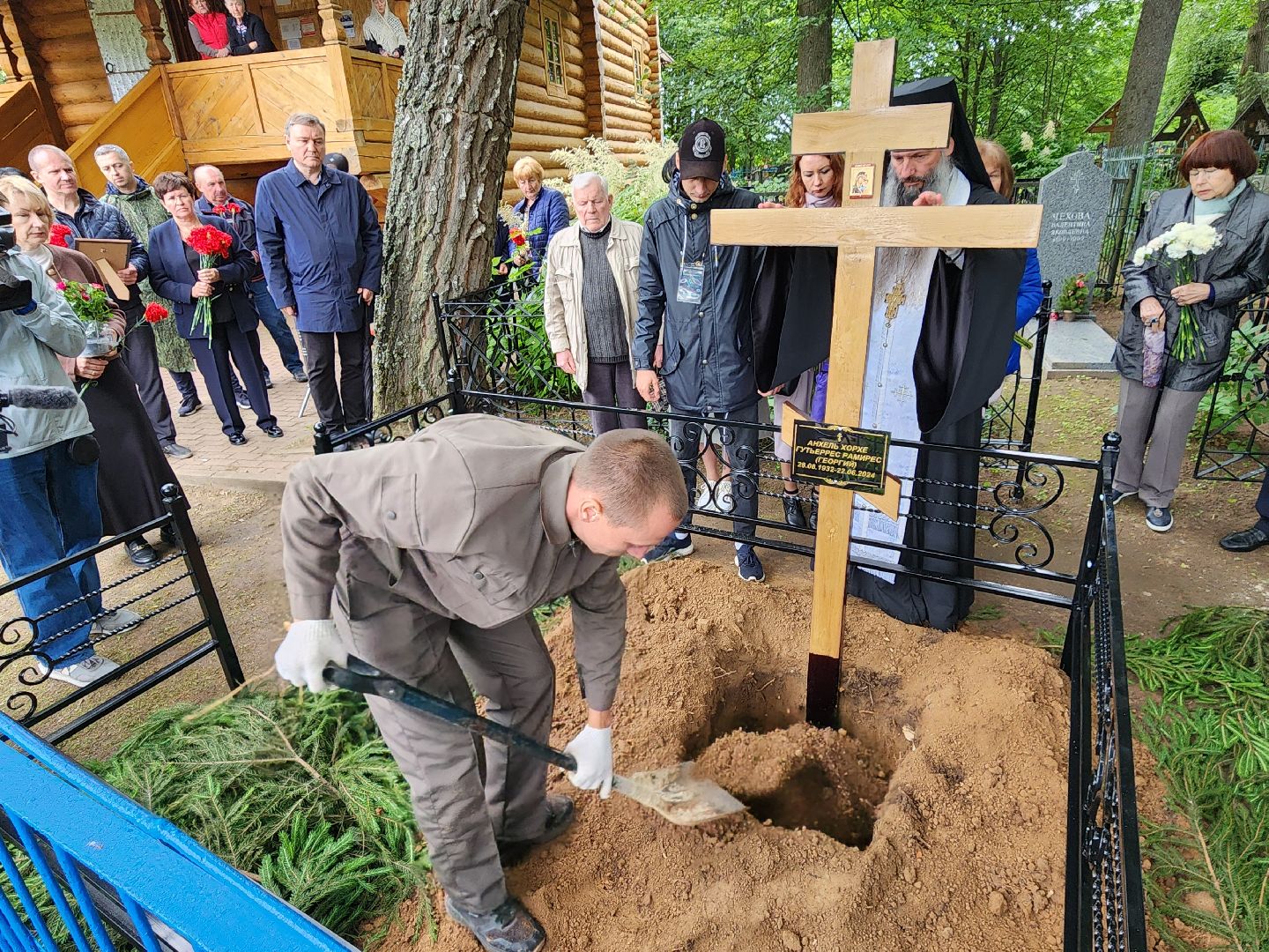 чехов, село мелихово, режиссер анхель гутьеррес, захоронение праха, похороны, панихида, писатель антон чехов, актер николай бурляев, молебен,