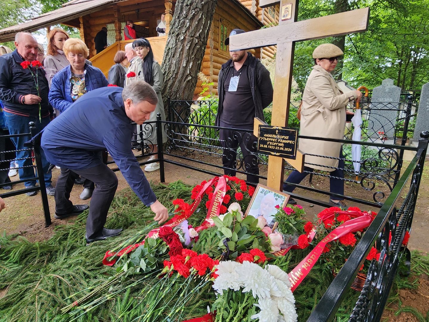 чехов, село мелихово, режиссер анхель гутьеррес, захоронение праха, похороны, панихида, писатель антон чехов, актер николай бурляев, молебен,