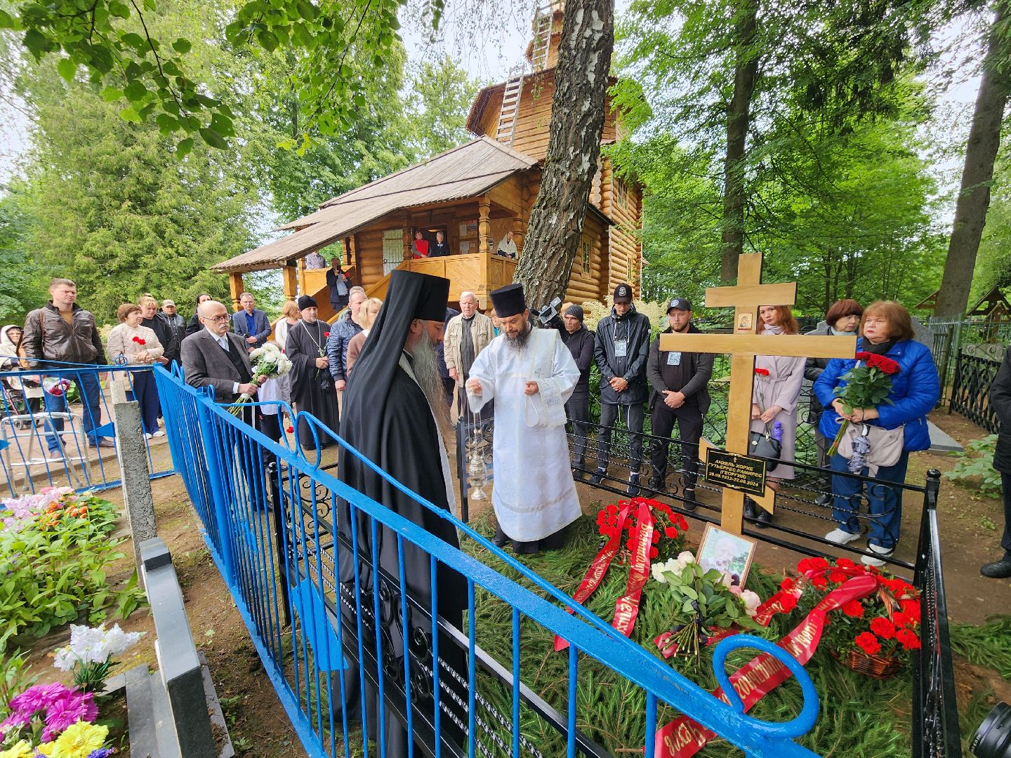 чехов, село мелихово, режиссер анхель гутьеррес, захоронение праха, похороны, панихида, писатель антон чехов, актер николай бурляев, молебен,